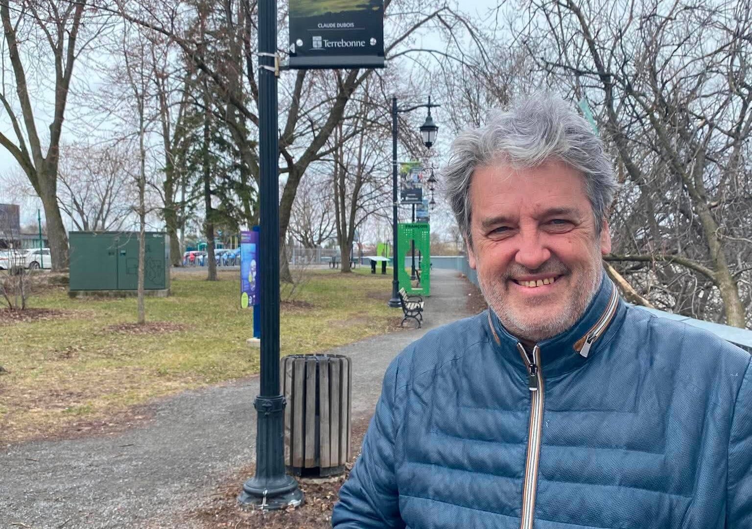 Claude Dubois devant son oriflamme. Photo Gracieuseté