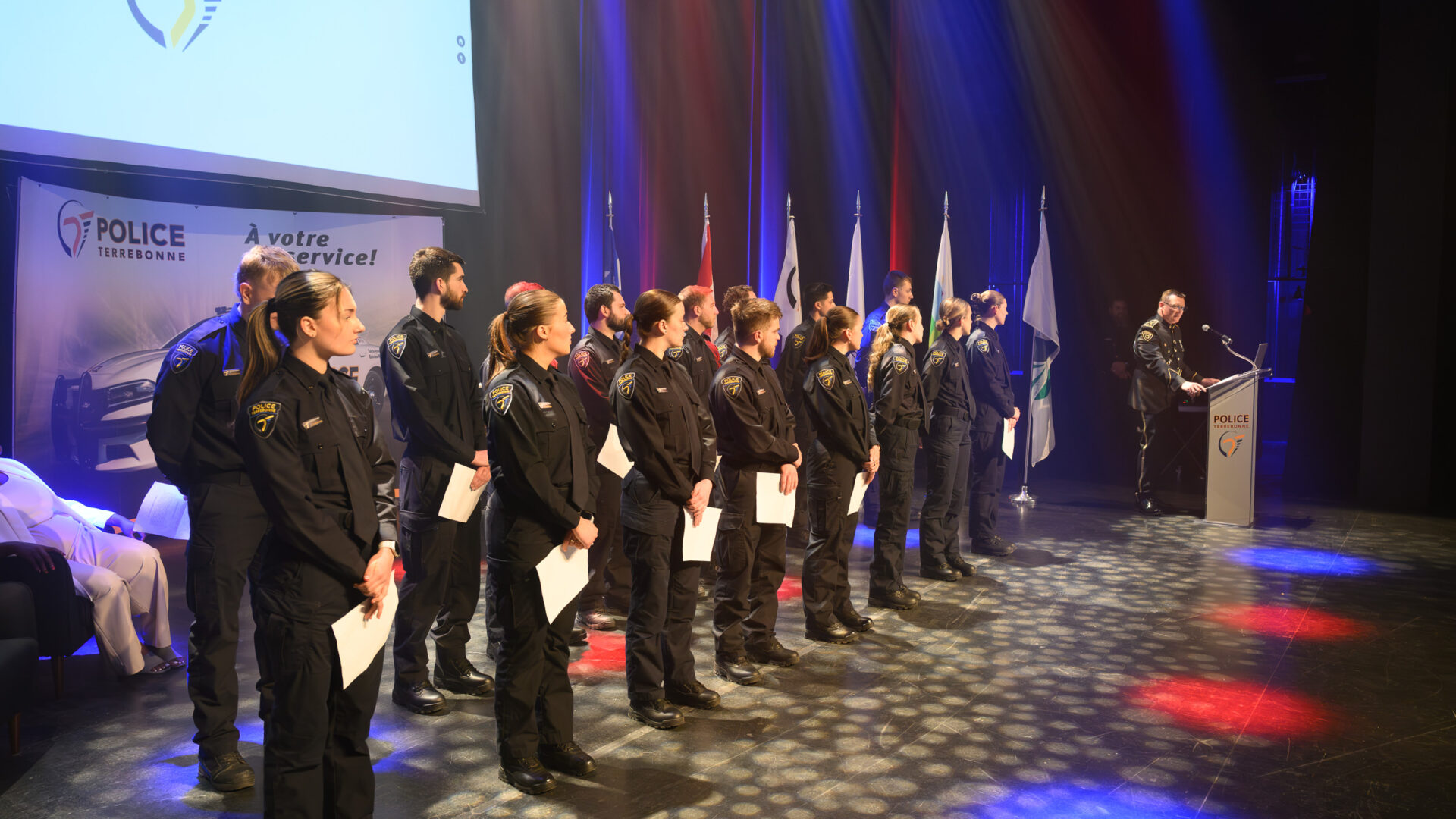 Dix-huit nouveaux policiers et nouvelles policières ont prêté leur serment d’allégeance. (Photo gracieuseté - Ville de Terrebonne)