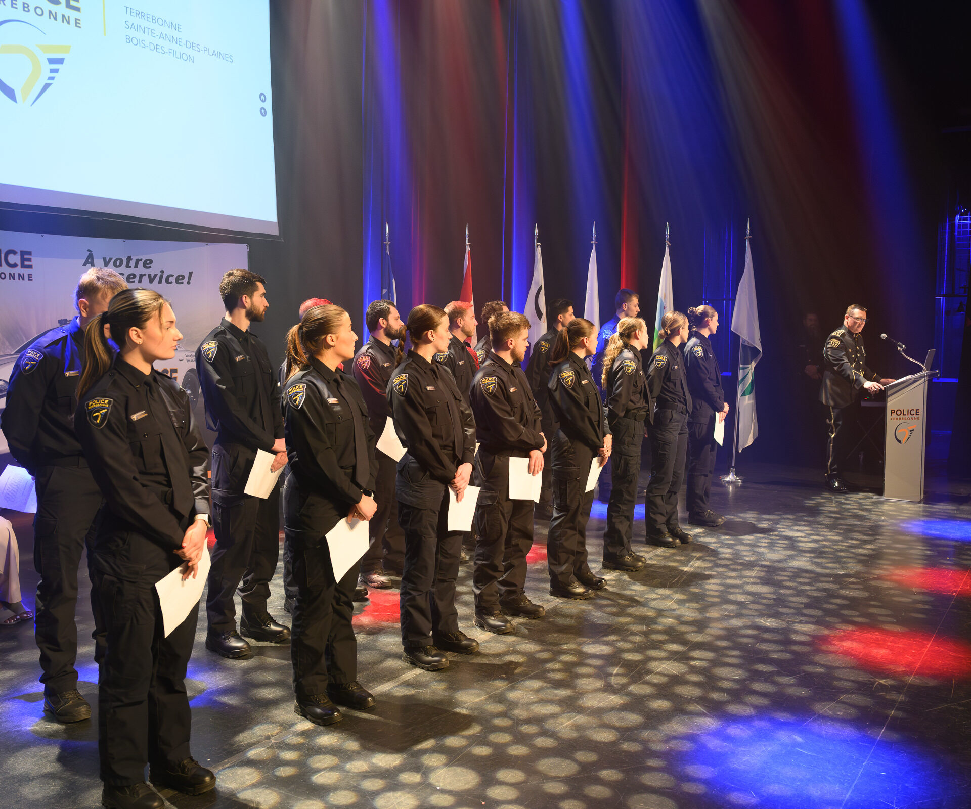 Dix-huit nouveaux policiers et nouvelles policières ont prêté leur serment d’allégeance. (Photo gracieuseté - Ville de Terrebonne)