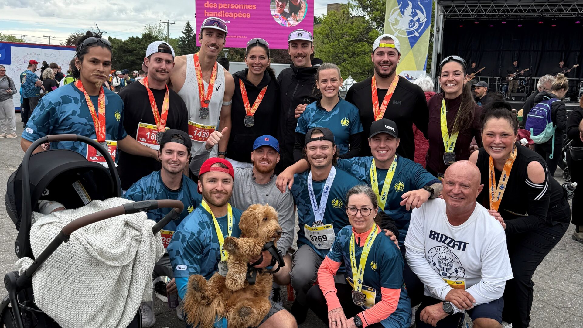 Félix Robitaille (au centre) entouré d’amis et familles lors de la Course des pompiers à Laval. (Photo gracieuseté)