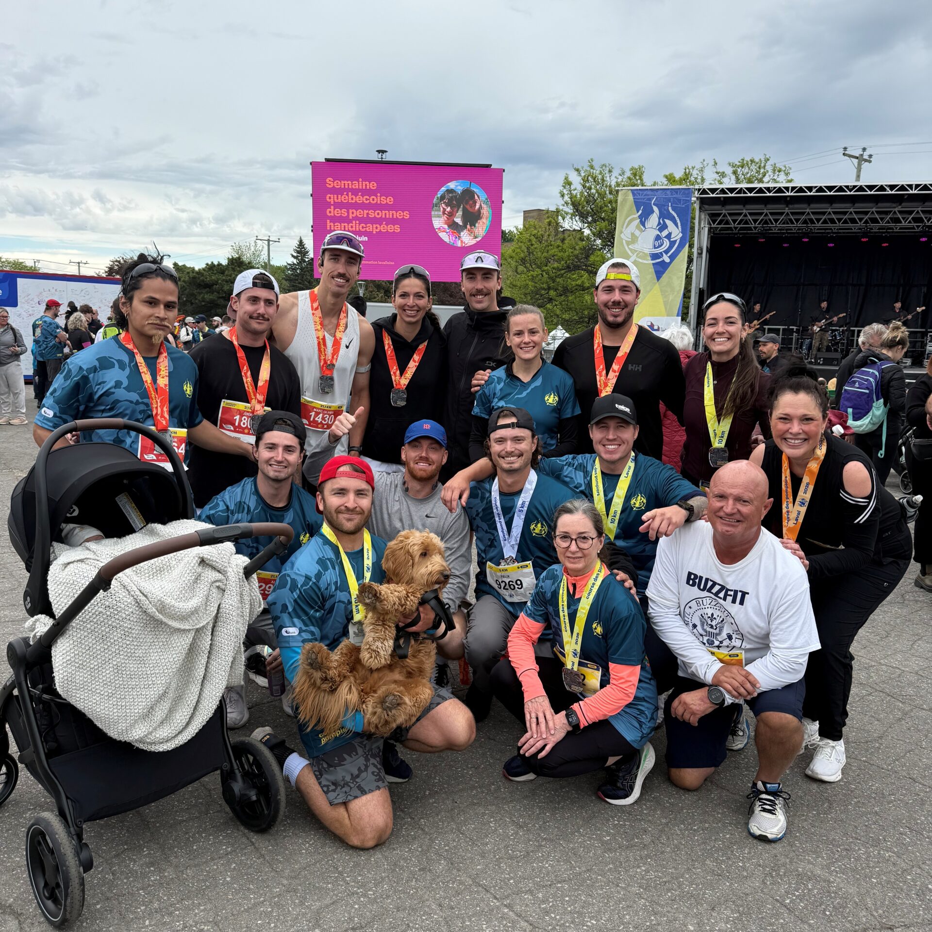Félix Robitaille (au centre) entouré d’amis et familles lors de la Course des pompiers à Laval. (Photo gracieuseté)