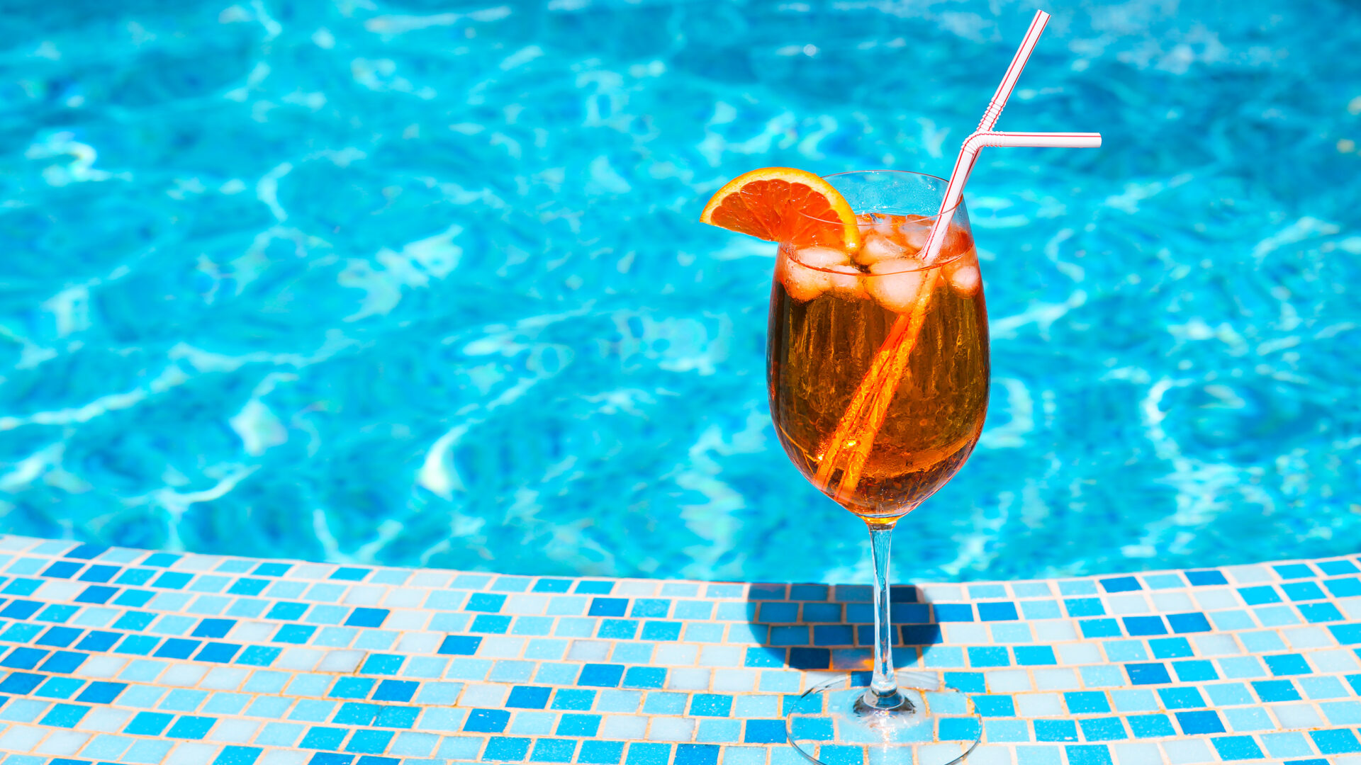 Le cocktail Aperol Spritz, un incontournable des fêtes au bord de la piscine. Photo Adobe Stock
