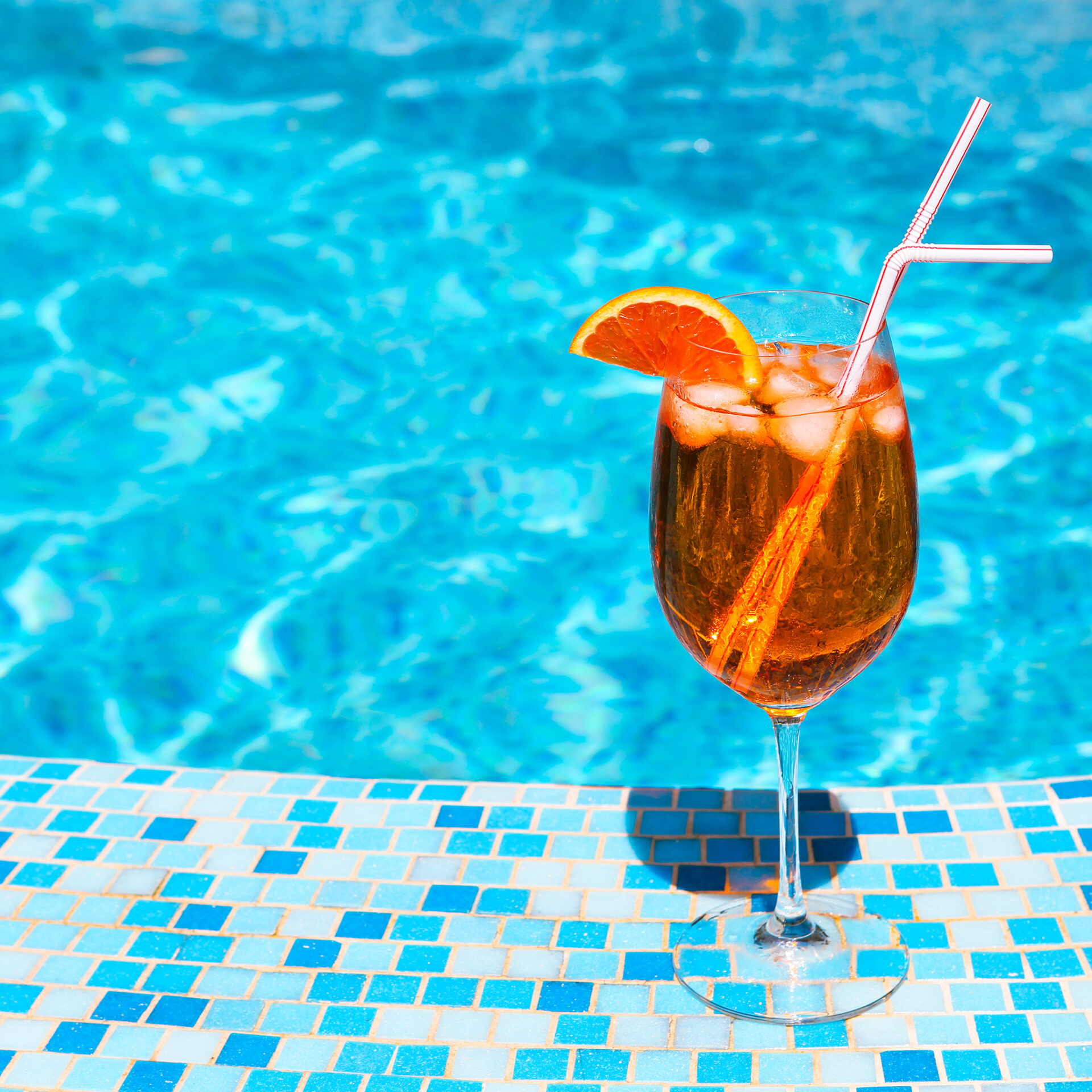 Le cocktail Aperol Spritz, un incontournable des fêtes au bord de la piscine. Photo Adobe Stock