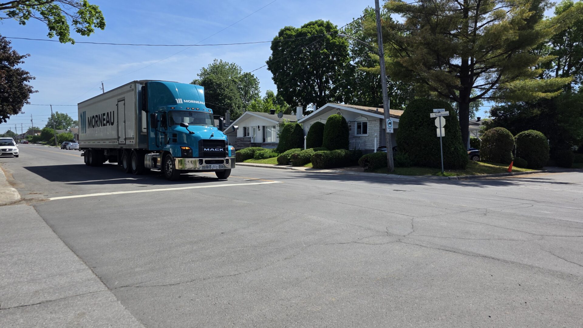 Un camion en circulation sur le boulevard de Terrebonne. (Photo Médialo - Alec Brideau)