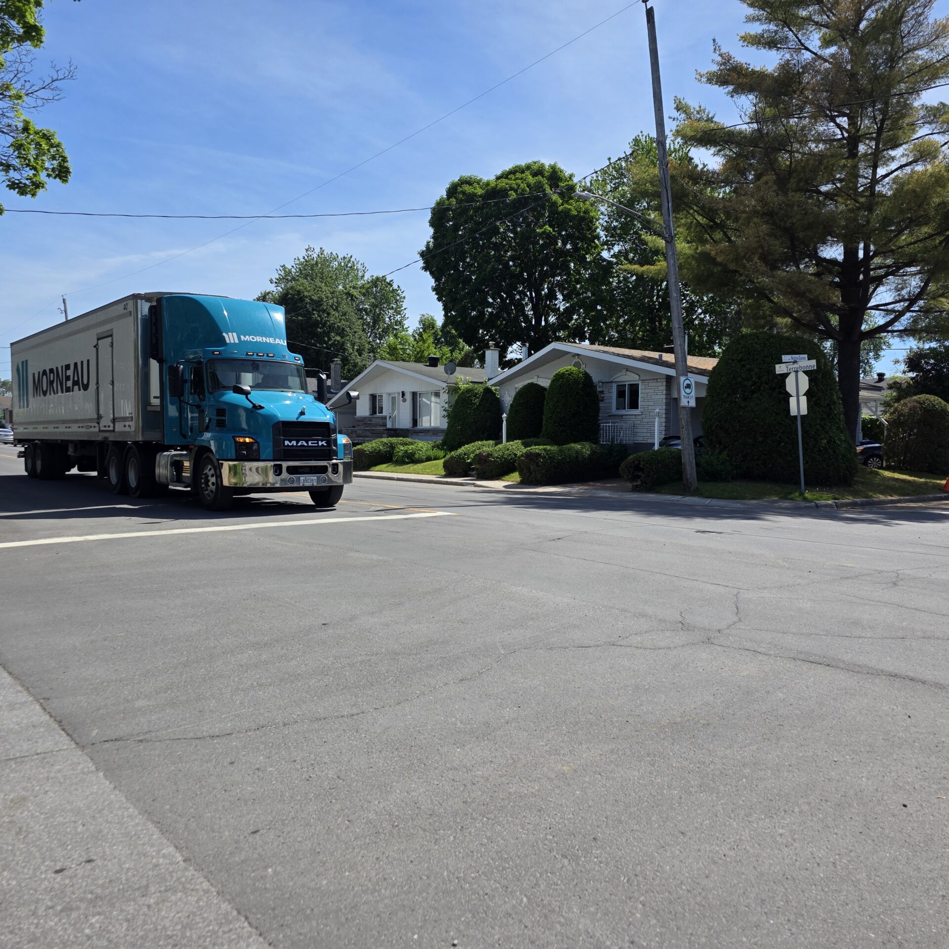 Un camion en circulation sur le boulevard de Terrebonne. (Photo Médialo - Alec Brideau)