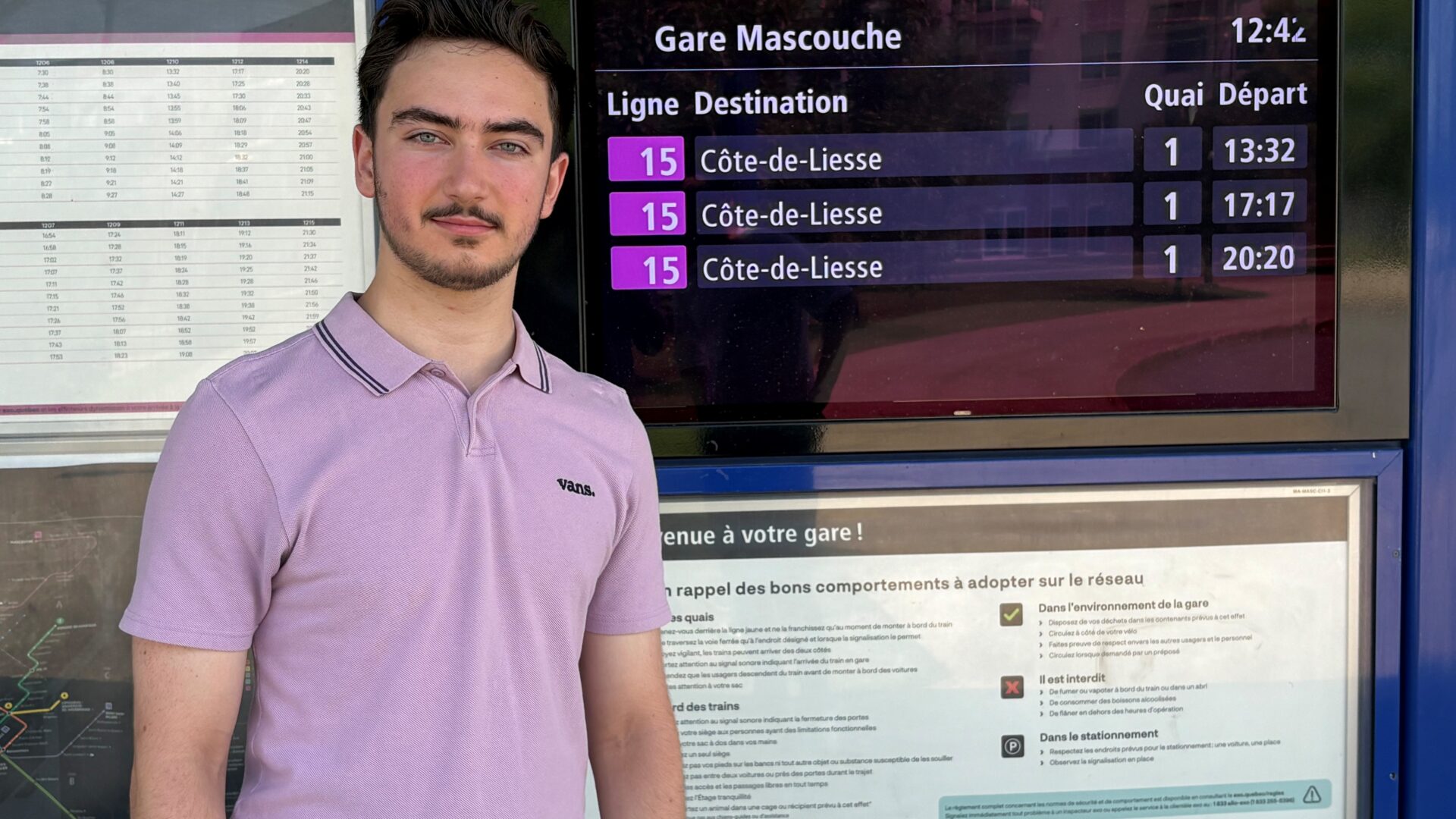 Ézéchiel Dragomir Mihoc pose devant la Gare de Mascouche. Photo Médialo – Alex Proteau