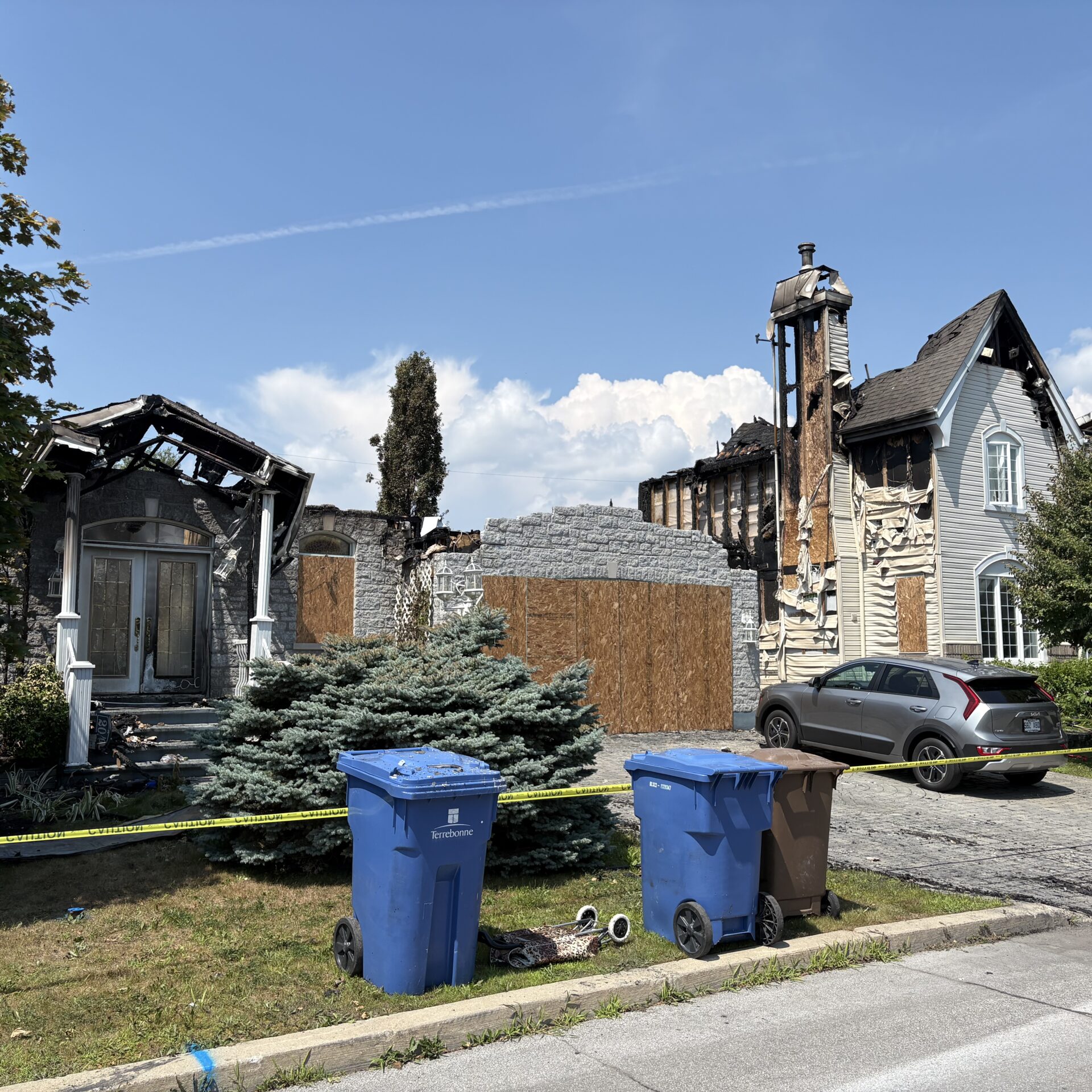 Quelques heures après l'incendie sur la rue de l'Estran à Terrebonne. Photo Benjamin Brassard
