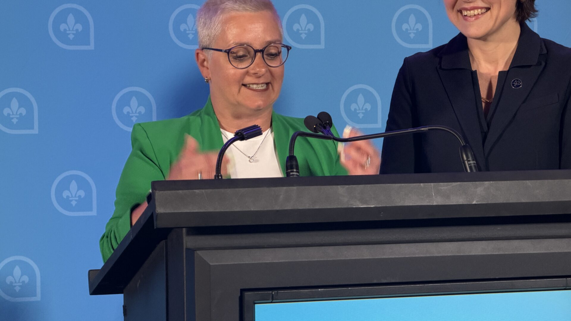 Anik Girard en compagnie de la première ministre du Québec, Christine Fréchette. (Photo Médialo - Alex Proteau)