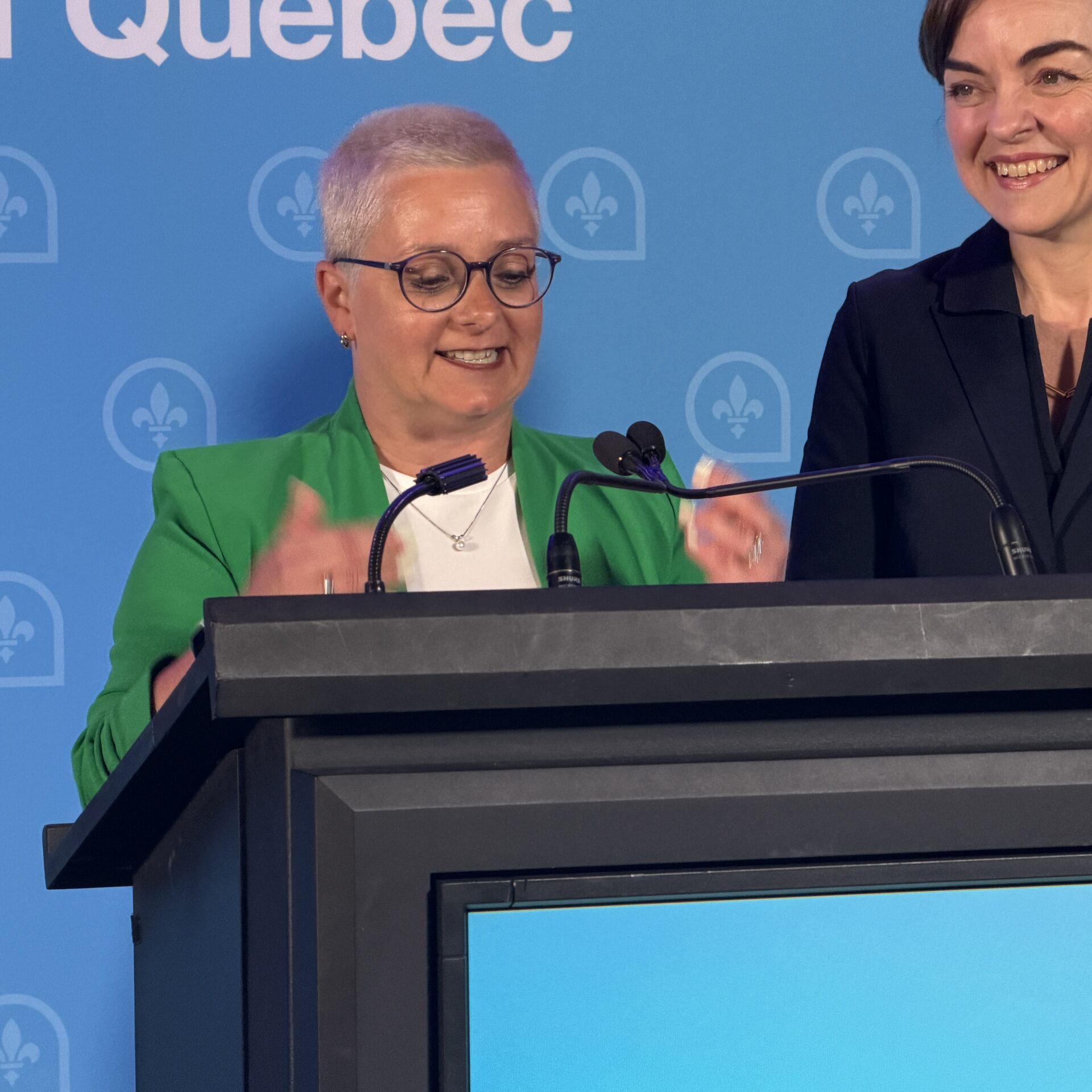 Anik Girard en compagnie de la première ministre du Québec, Christine Fréchette. (Photo Médialo - Alex Proteau)