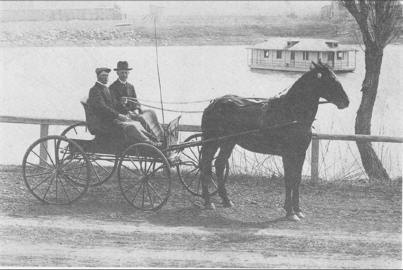 La maison flottante de Zénophile Therrien au second plan. (Photo archives PHT)