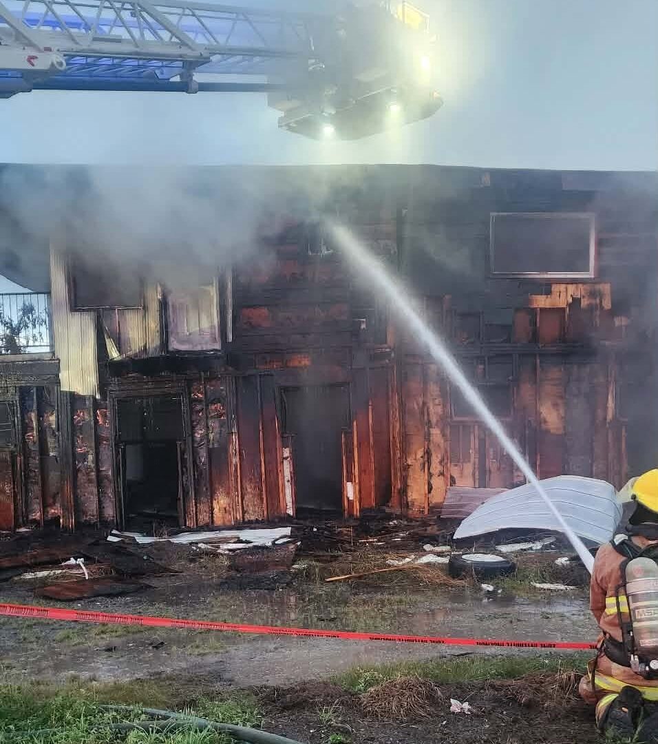 Deux bâtiments ont été touchés par les flammes dans la nuit du 24 au 25 août. (Photo Facebook pompiers de Blainville) 