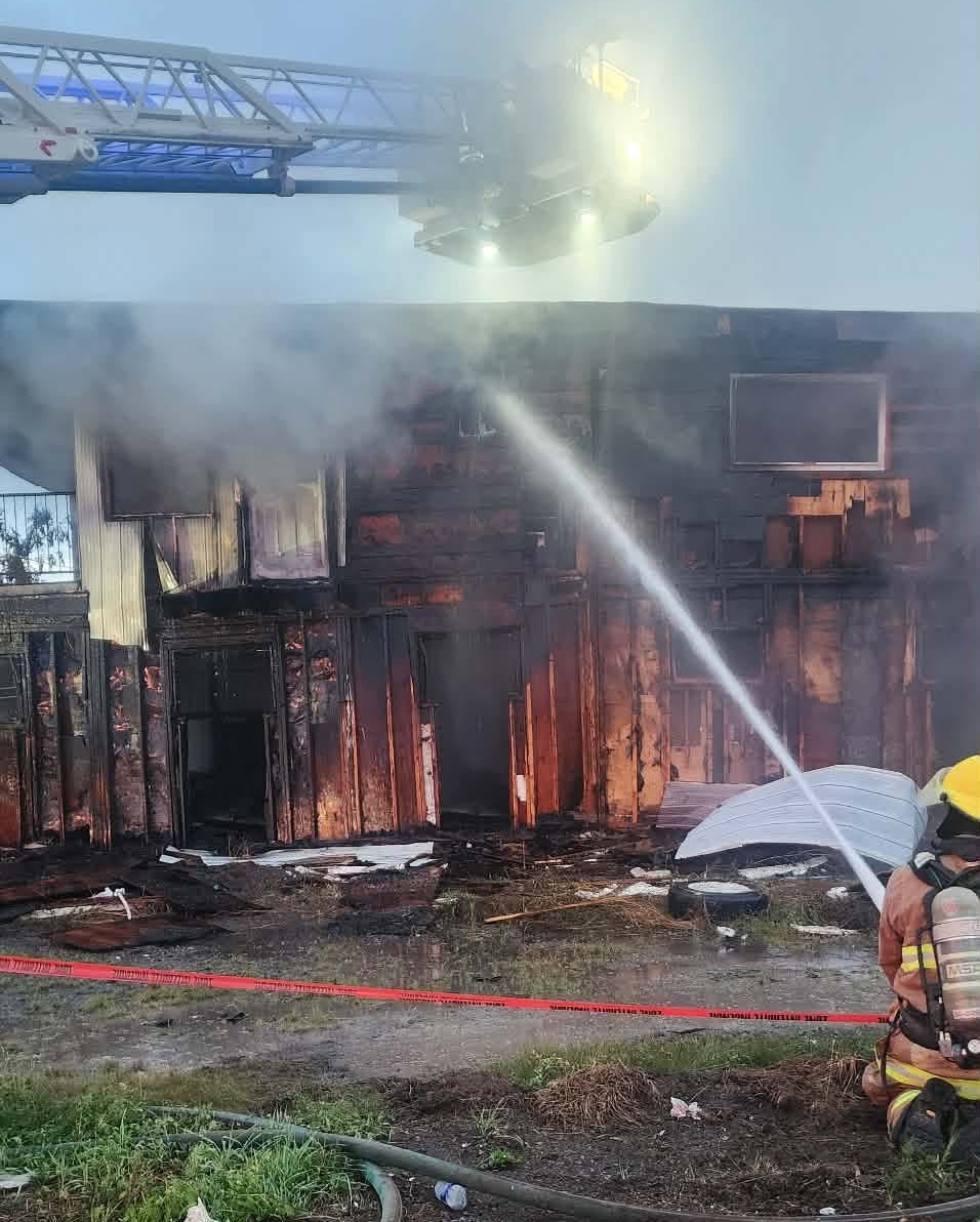 Deux bâtiments ont été touchés par les flammes dans la nuit du 24 au 25 août. (Photo Facebook pompiers de Blainville) 