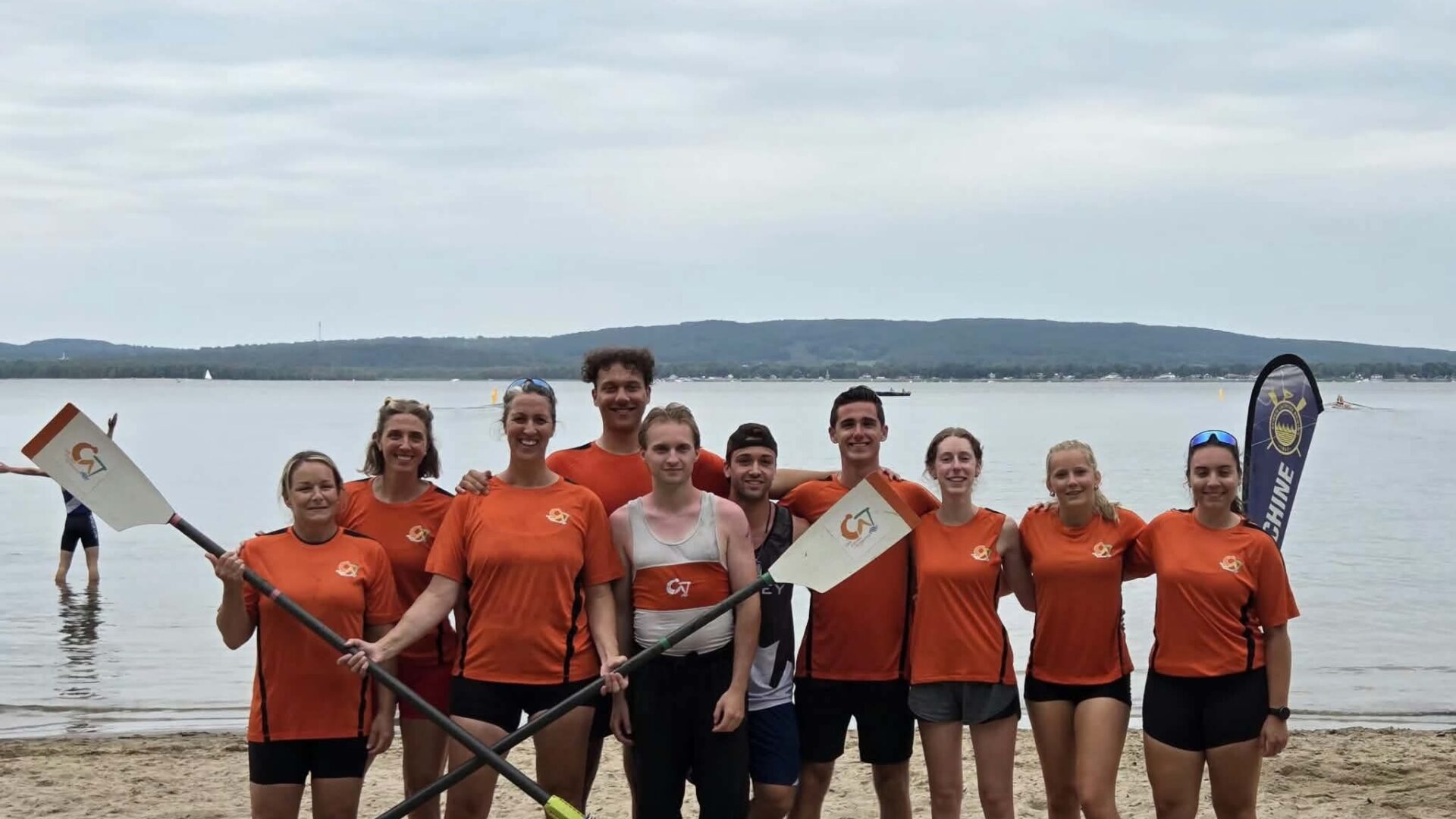 Les membres du club d’aviron de Terrebonne lors du championnat québécois d’aviron de mer en sprint de plage. (Photo gracieuseté)