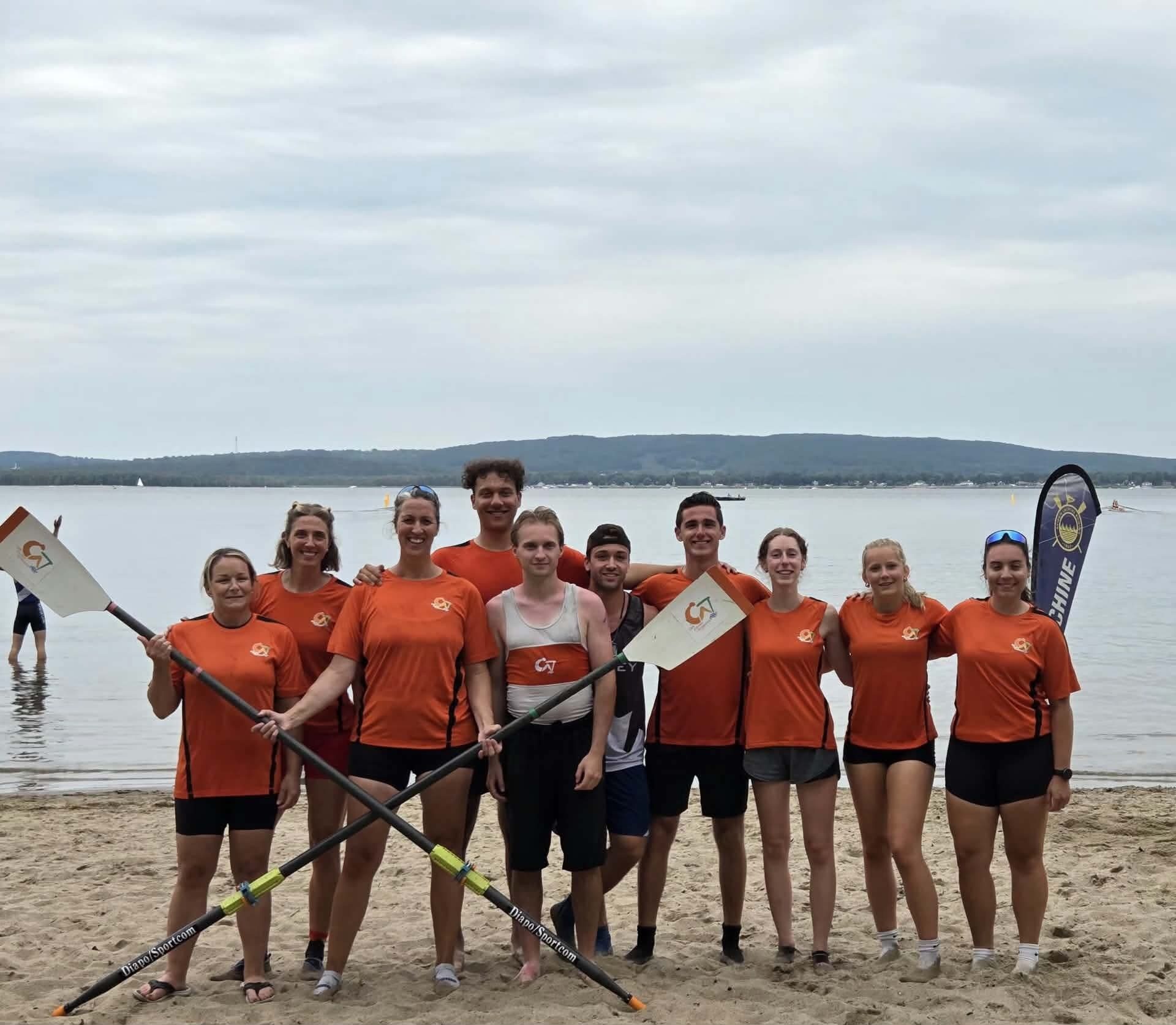 Les membres du club d’aviron de Terrebonne lors du championnat québécois d’aviron de mer en sprint de plage. (Photo gracieuseté)