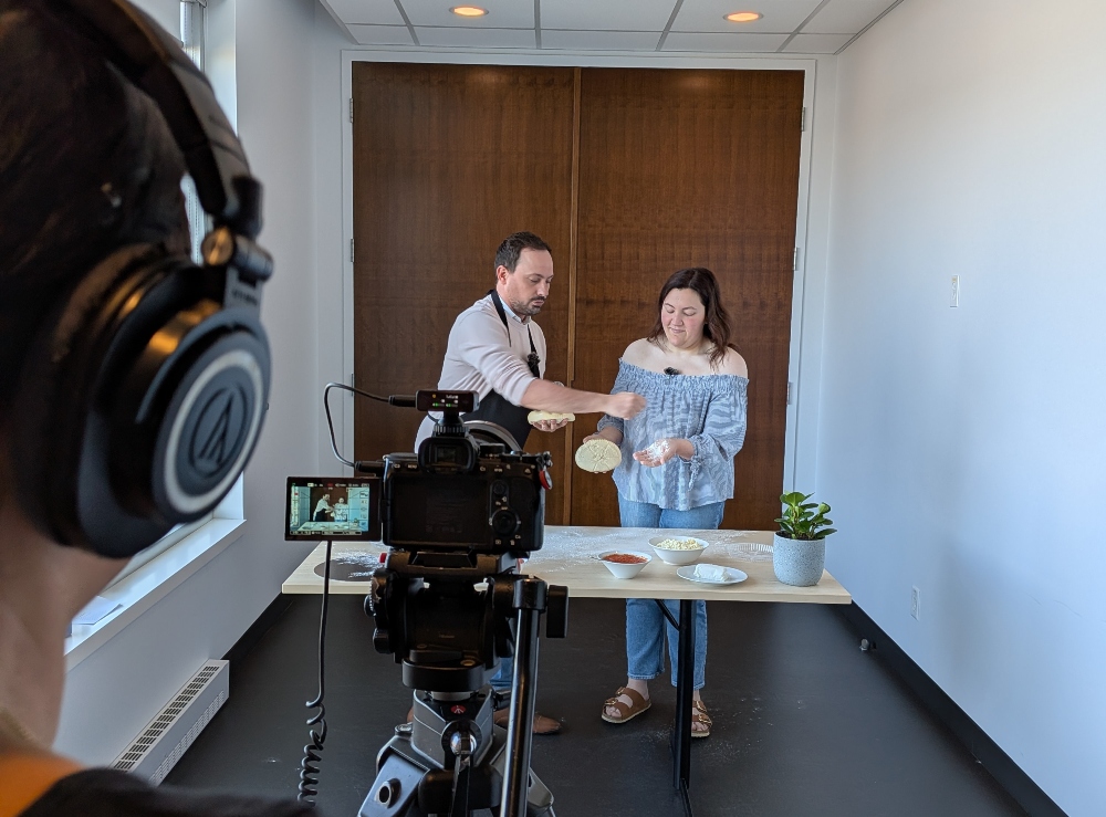 Notre vidéaste Katia Cioce a immortalisé les tests culinaires de nos collègues Julien Tilmant et Julianne Preston. Photo Médialo.