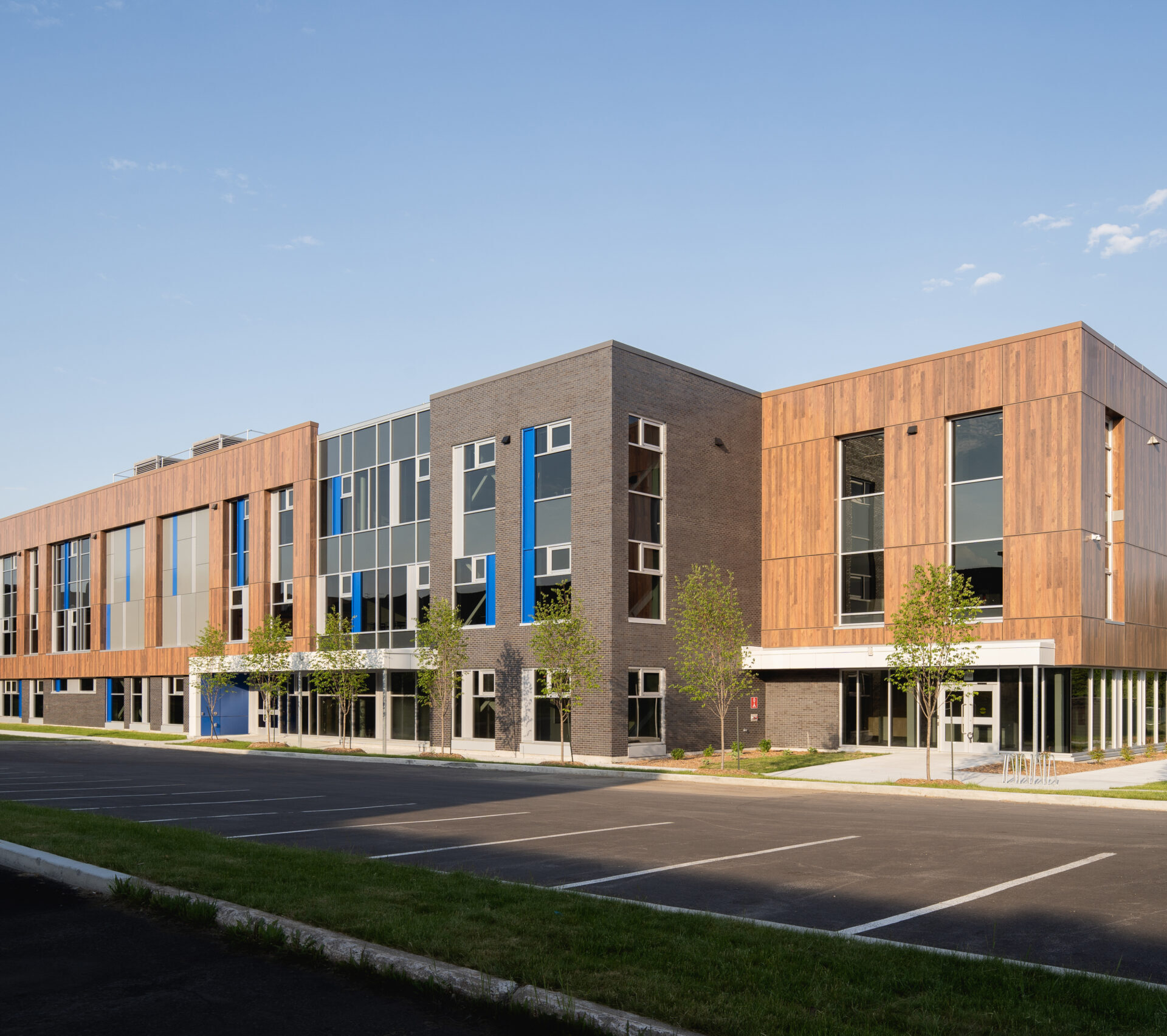 L'extension de l’école secondaire Jean-Baptiste-Meilleur fait partie des projets du CSSDA pour s’adapter aux changements démographiques. (Photo UN Architecture) 