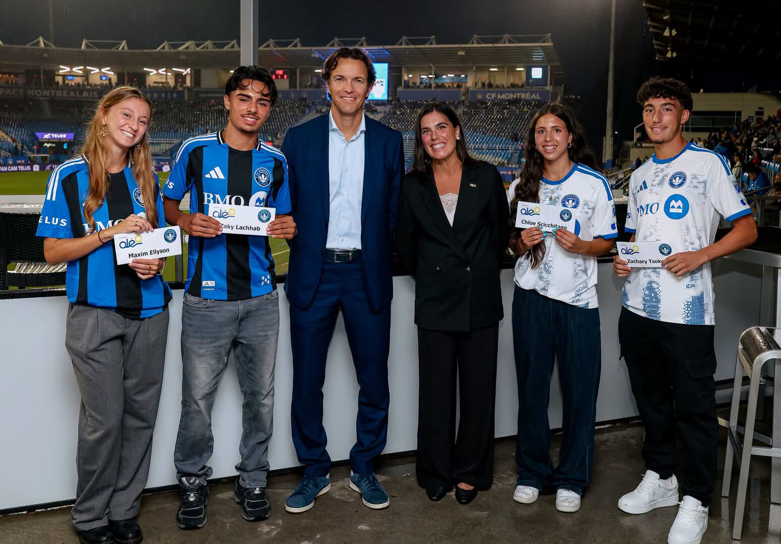 Les récipiendaires Maxim Ellyson, Zaky Lachhab, Chloe Scicchitano et Zachary Tsokos en compagnie de Gabriel Gervais, président et chef de la direction du CF Montréal, et de Marie-Ève Desrochers, directrice du développement philanthropique à la Fondation Aléo. (Photo Simon Prelle, CF Montréal)
