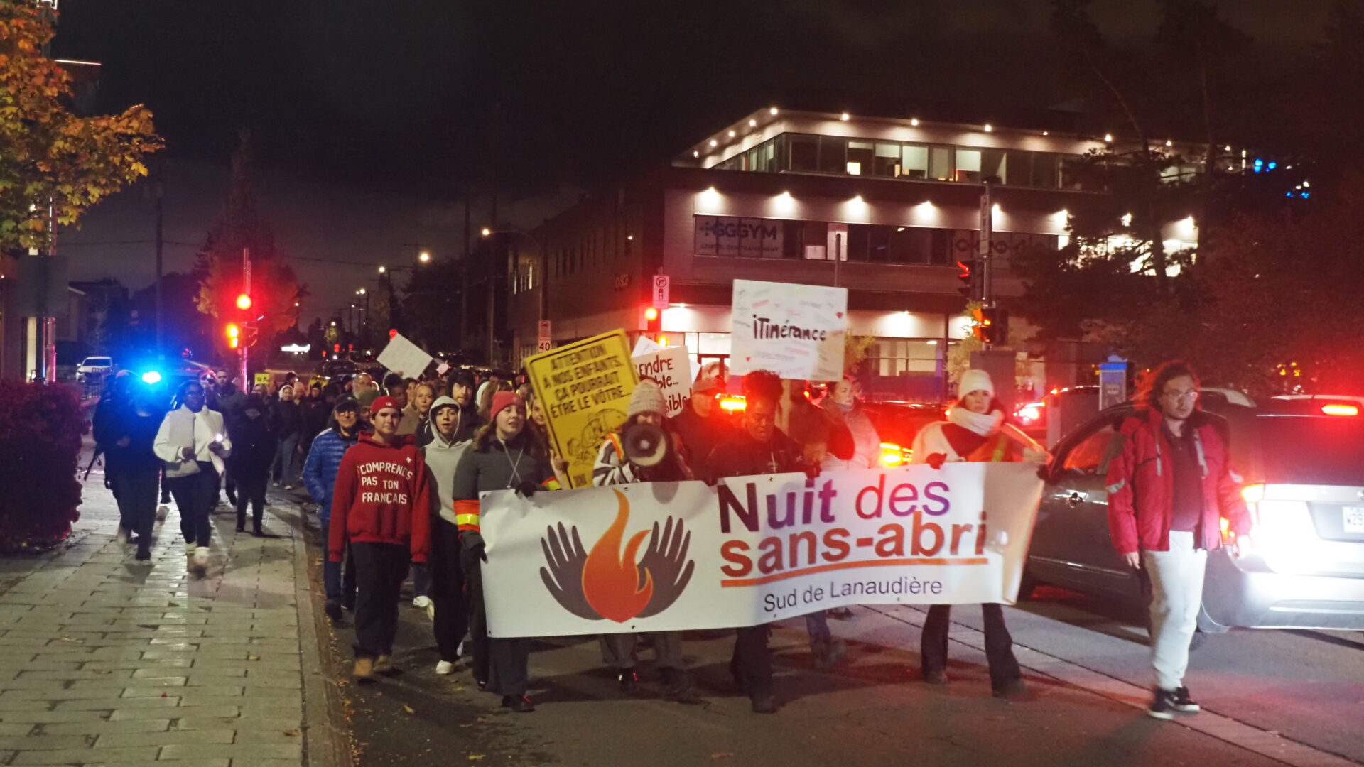 Le cortège a défilé autour du boulevard des Seigneurs, sous les coups de klaxon d’encouragement des automobilistes. ( Photo Médialo – Raphaël Isselet )