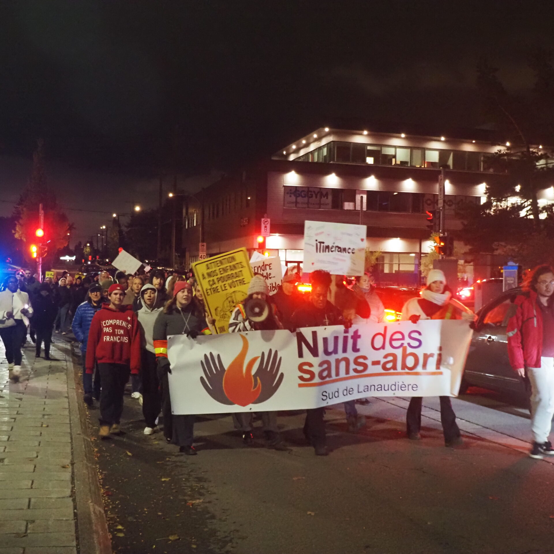 Le cortège a défilé autour du boulevard des Seigneurs, sous les coups de klaxon d’encouragement des automobilistes. ( Photo Médialo – Raphaël Isselet )