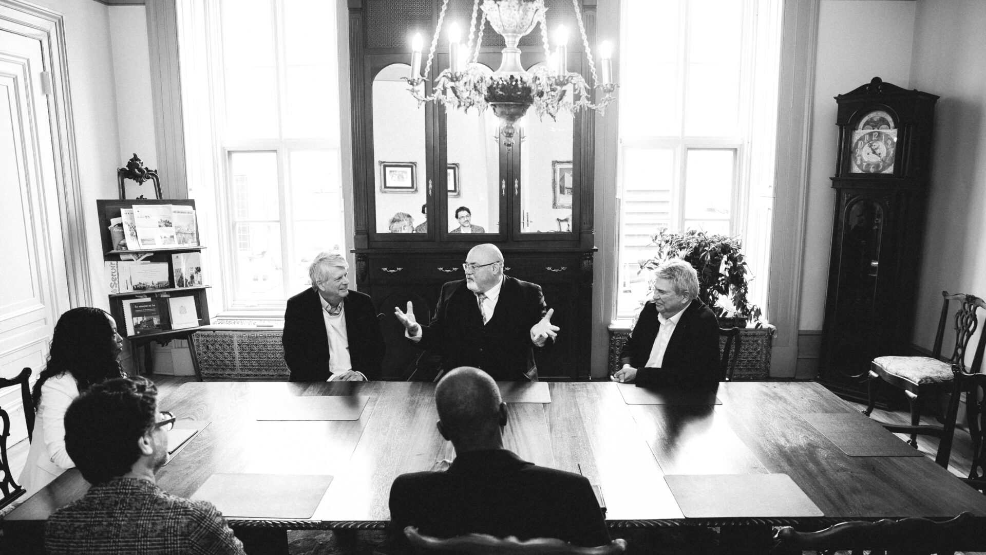 Les cinq hommes honorés discutent avec la députée Tatiana Auguste. (Photo gracieuseté)