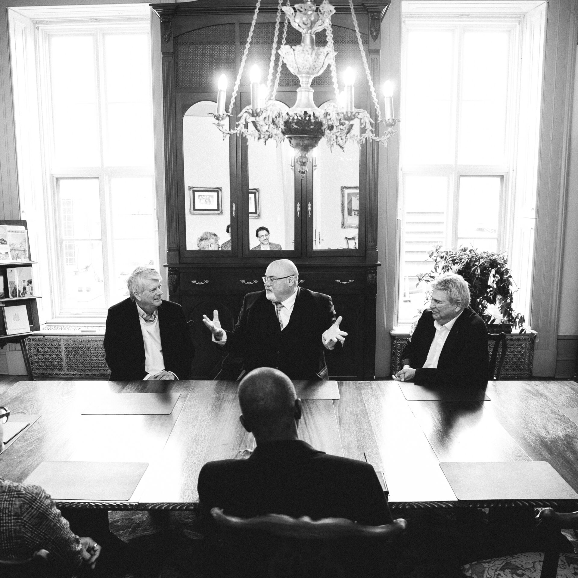 Les cinq hommes honorés discutent avec la députée Tatiana Auguste. (Photo gracieuseté)