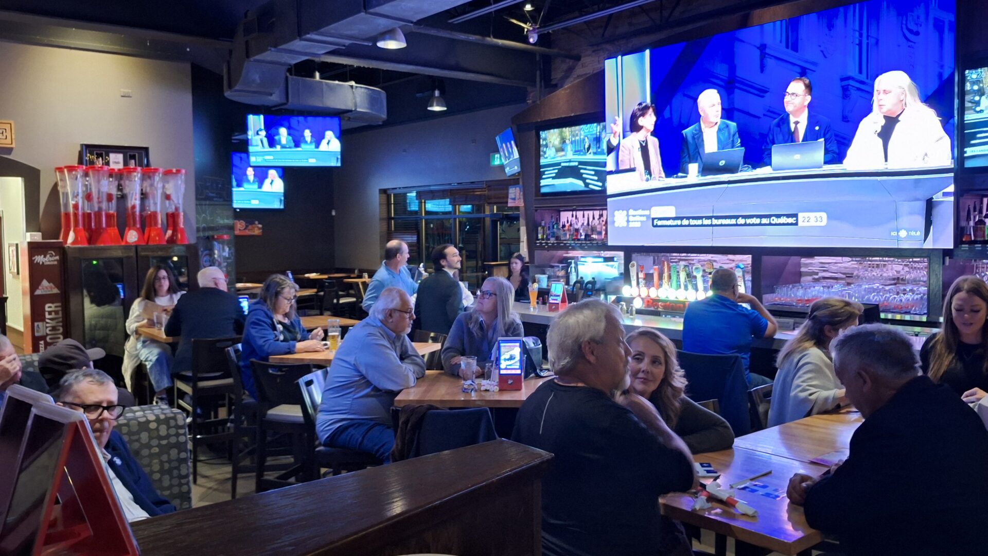 Les troupes péquistes de Terrebonne et Masson passent la soirée au Boston Pizza de Mascouche. 
