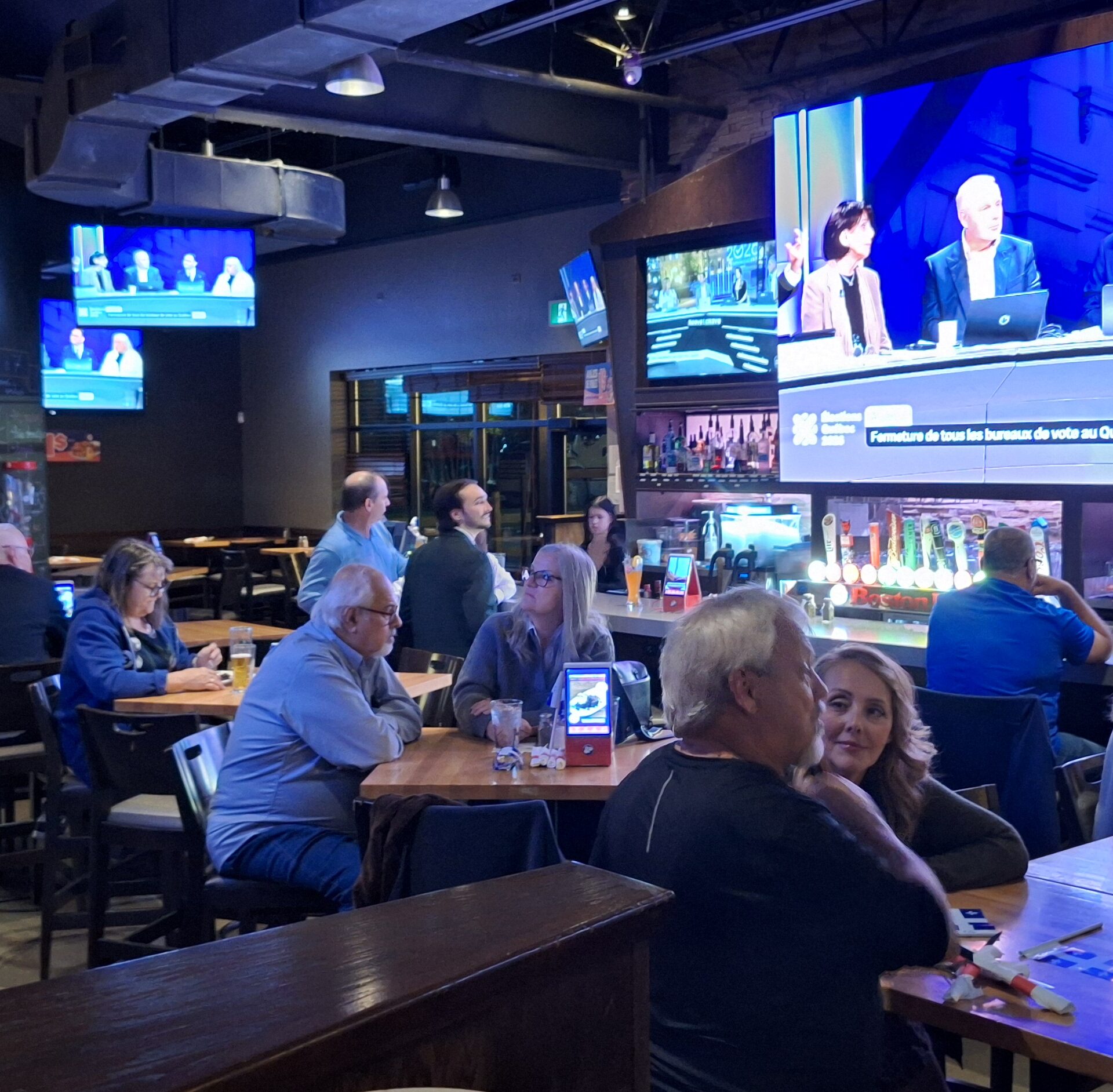 Les troupes péquistes de Terrebonne et Masson passent la soirée au Boston Pizza de Mascouche. 
