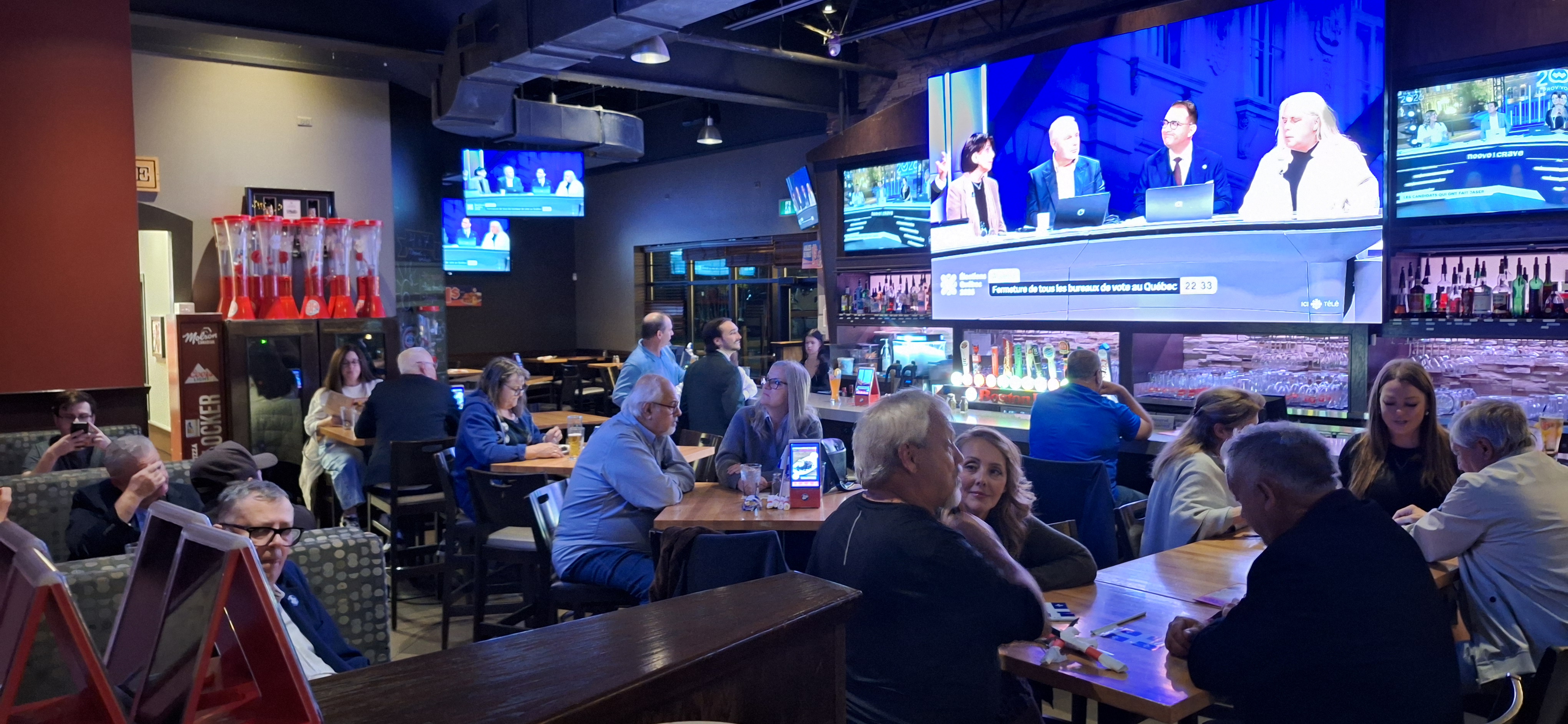 Les troupes péquistes de Terrebonne et Masson passent la soirée au Boston Pizza de Mascouche. 