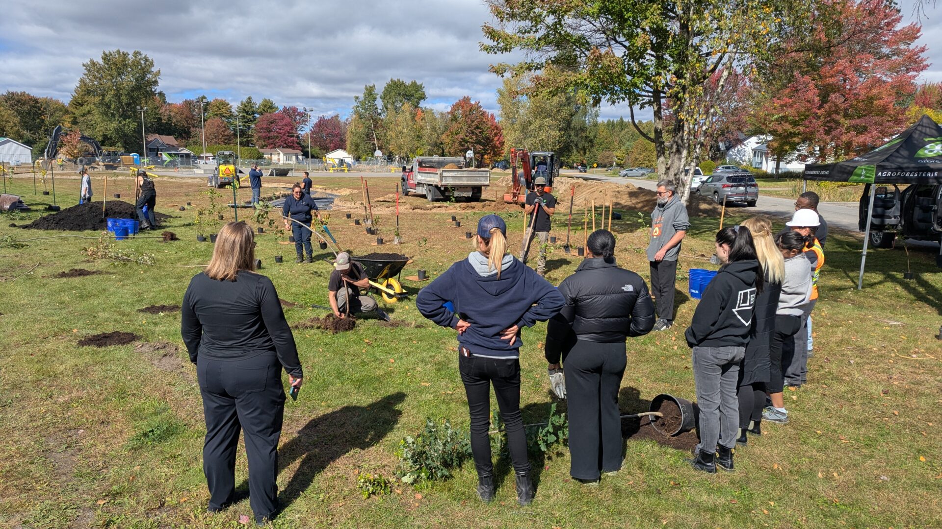 Les employés de la Ville ont participé à la plantation des végétaux au parc Robert-Simard. (Photo gracieuseté)