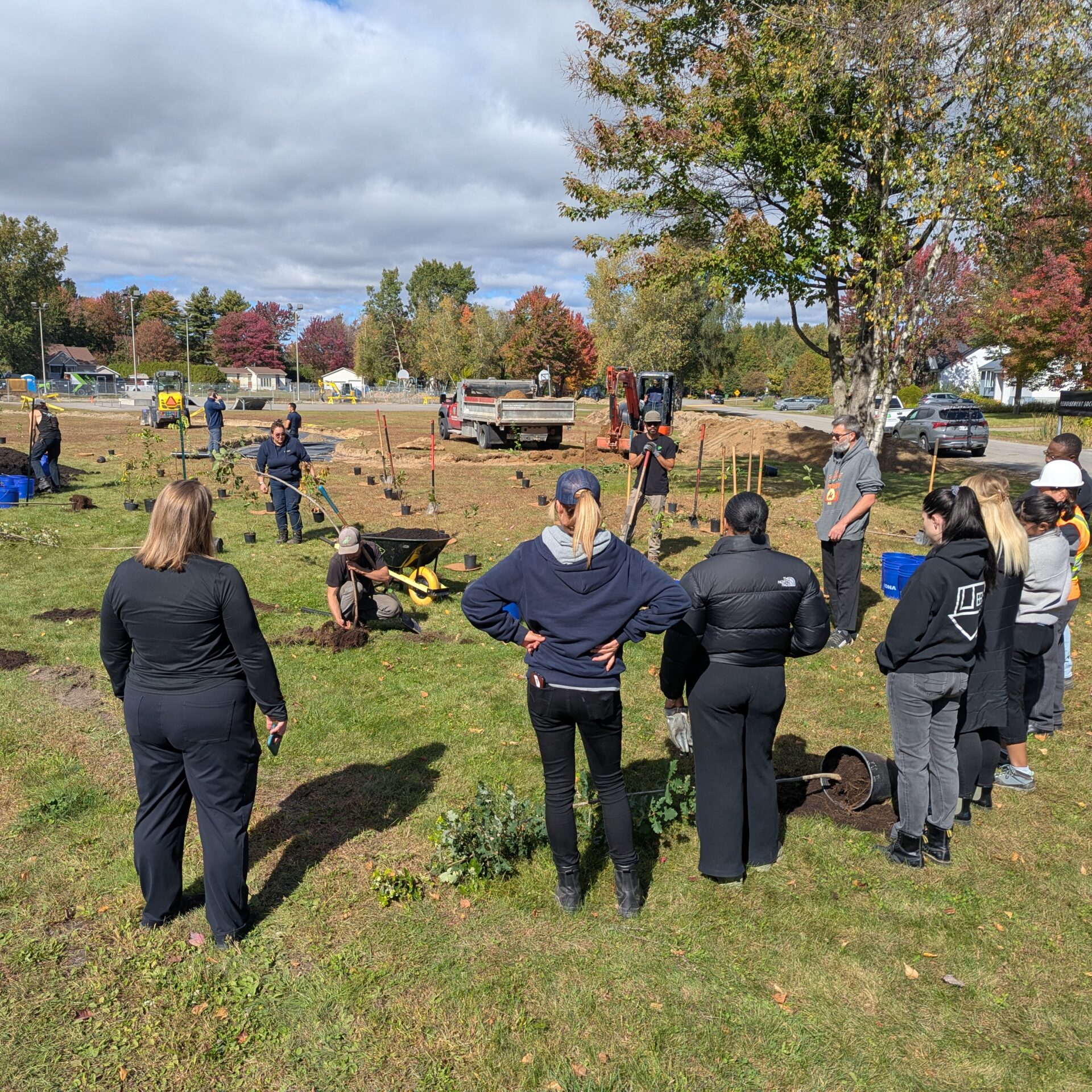 Les employés de la Ville ont participé à la plantation des végétaux au parc Robert-Simard. (Photo gracieuseté)