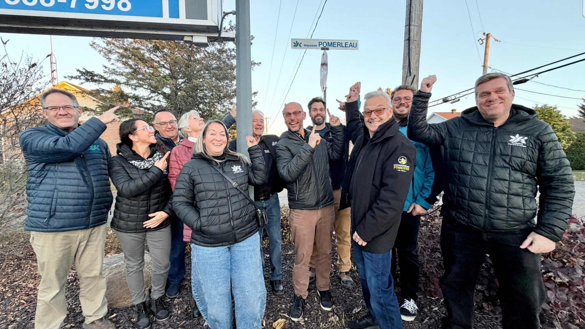 Des membres de la famille Pomerleau accompagnés des élus municipaux devant la nouvelle enseigne de l'impasse Pomerleau. (Photo gracieuseté)