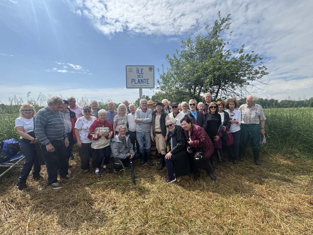 Des membres de l’Association des familles Plante se sont réunis pour inaugurer l’affiche de l’île qui partage leur patronyme. (Photo gracieuseté)