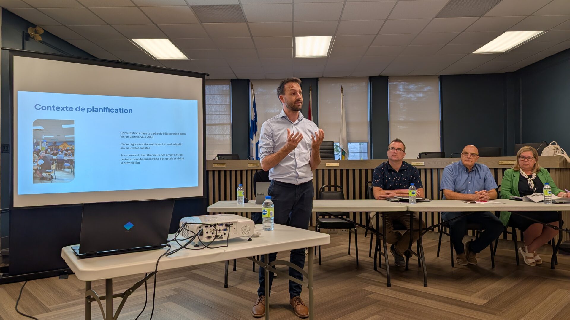 Marc-André Bourgault a présenté les propositions du Plan particulier d’urbanisme du Vieux-Berthierville qui pourraient être adaptées en règlements. (Photo Médialo – Jason Joly)
