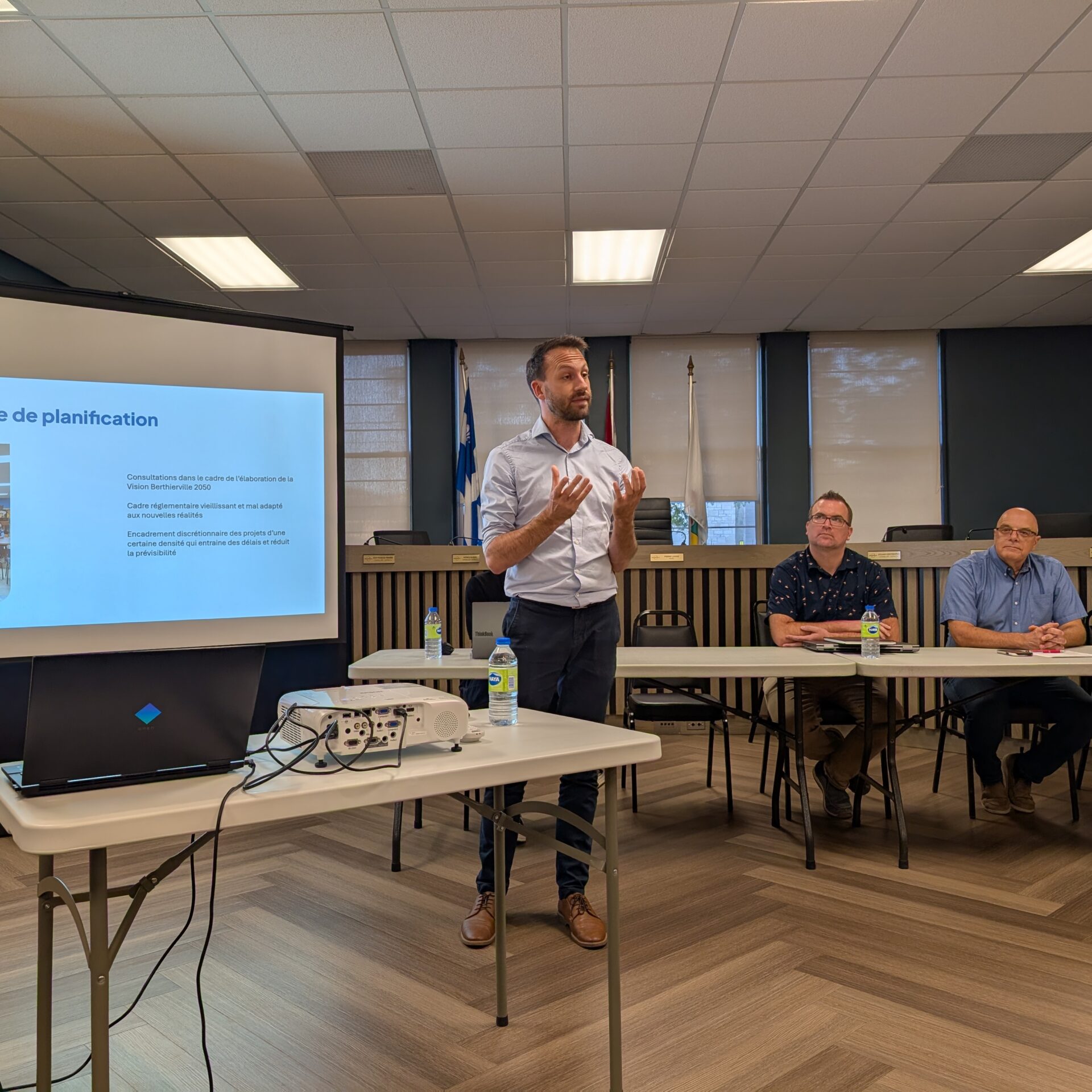 Marc-André Bourgault a présenté les propositions du Plan particulier d’urbanisme du Vieux-Berthierville qui pourraient être adaptées en règlements. (Photo Médialo – Jason Joly)