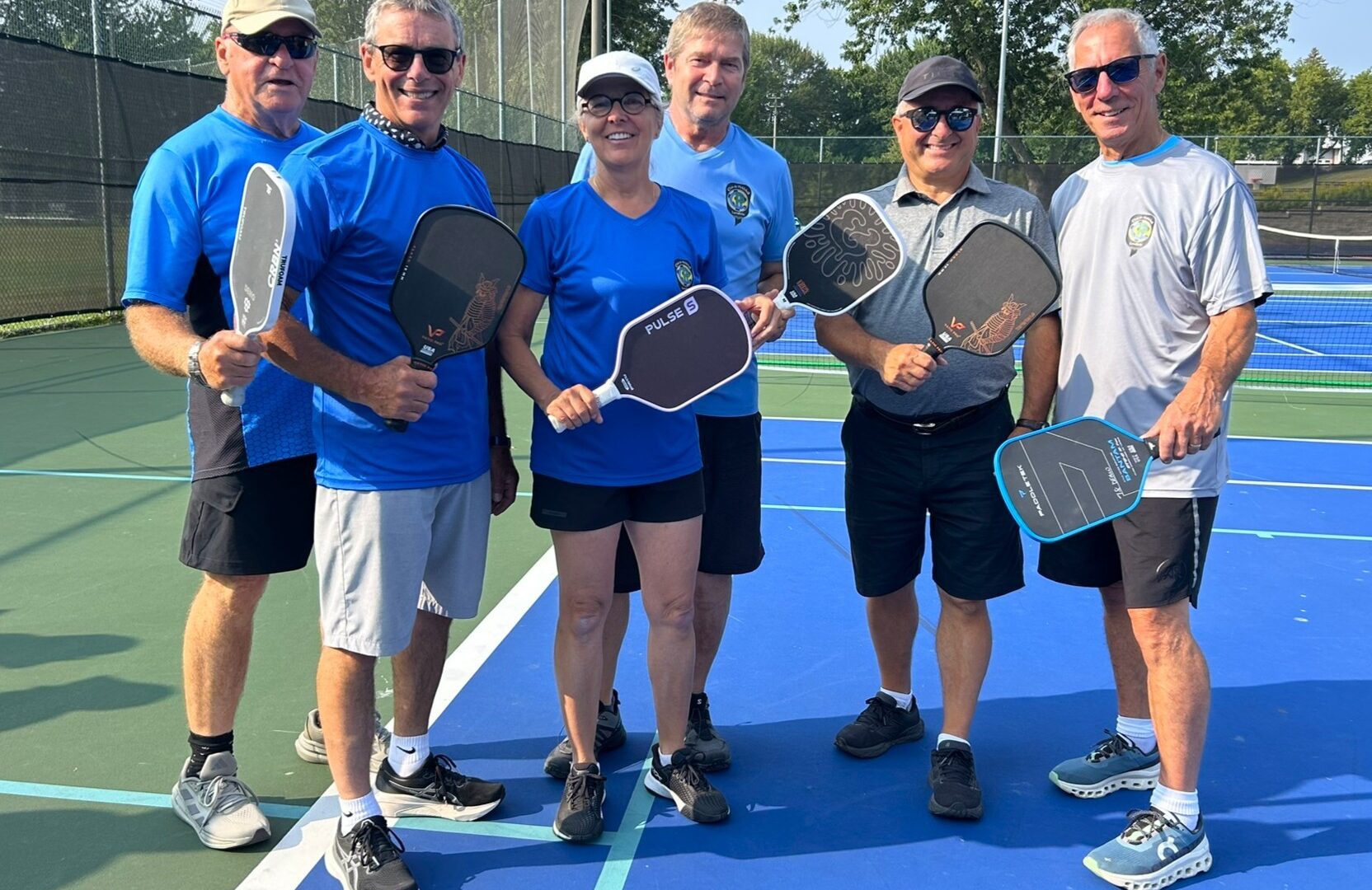 Christian Goulet, maire de Lavaltrie et Denis Moreau, conseiller municipal, en compagnie des membres du Club de pickleball de Lavaltrie. (Photo gracieuseté)