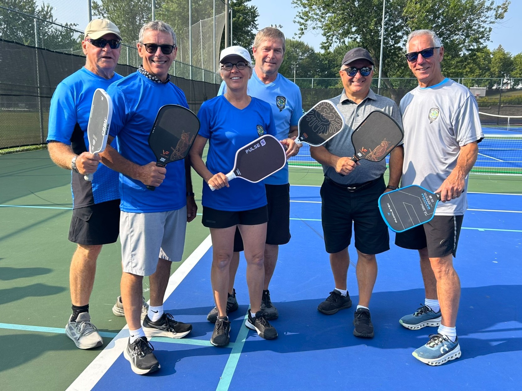 Christian Goulet, maire de Lavaltrie et Denis Moreau, conseiller municipal, en compagnie des membres du Club de pickleball de Lavaltrie. (Photo gracieuseté)