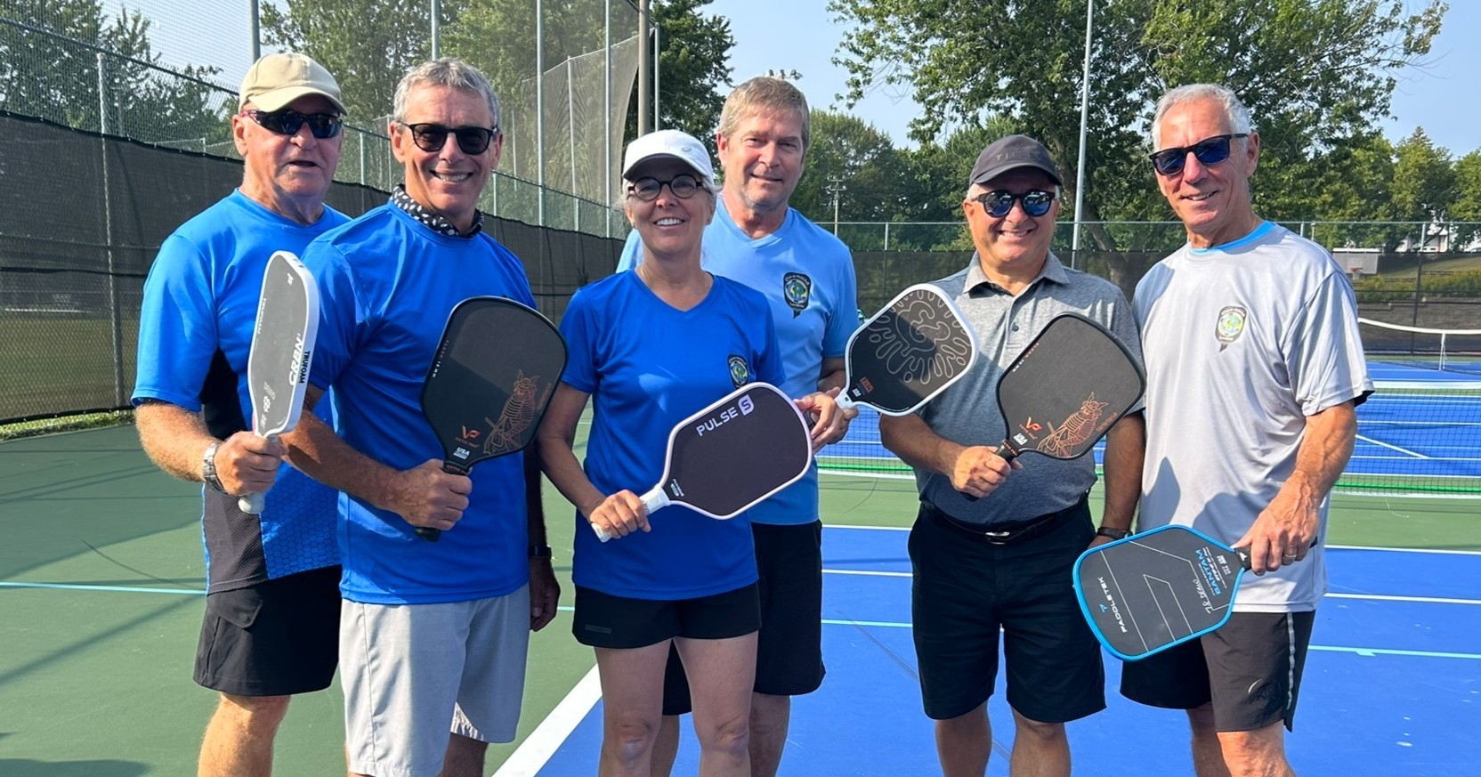 Christian Goulet, maire de Lavaltrie et Denis Moreau, conseiller municipal, en compagnie des membres du Club de pickleball de Lavaltrie. (Photo gracieuseté)