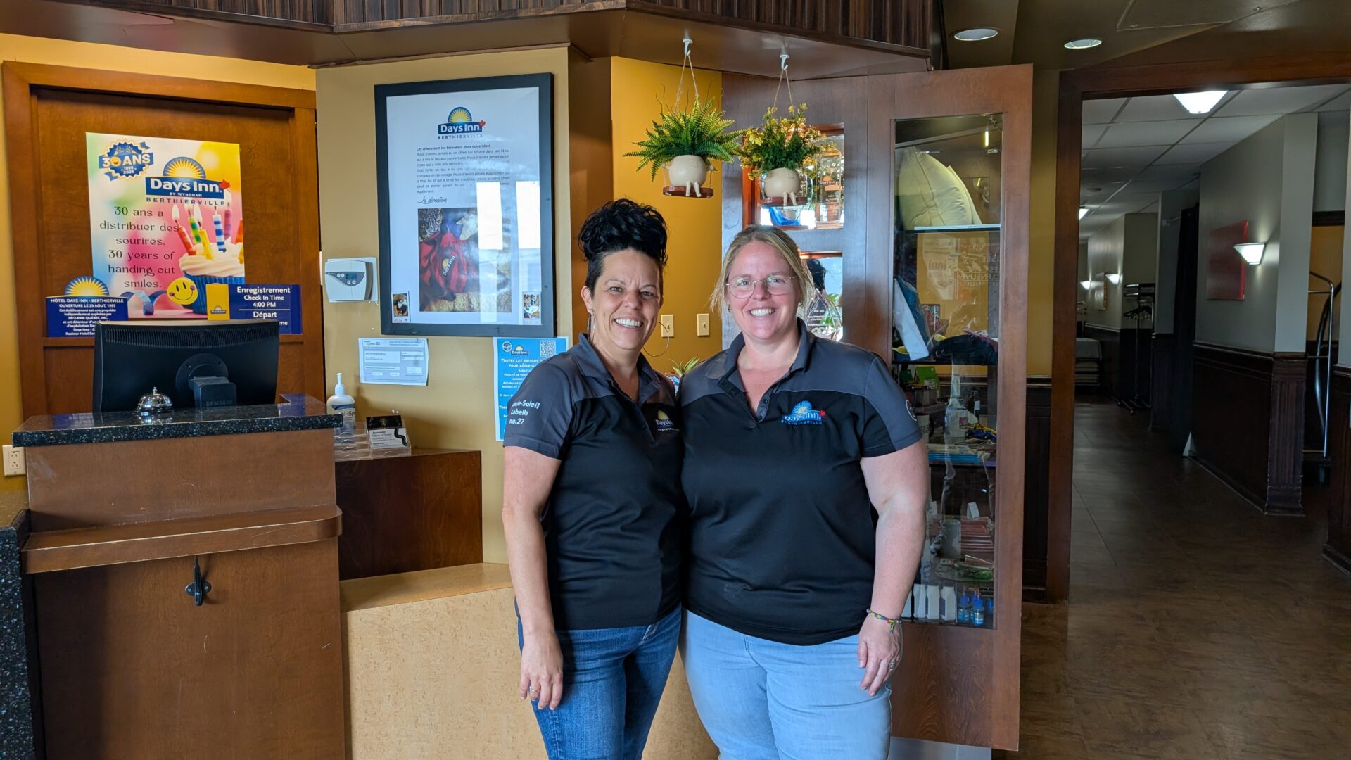 Anike Bélanger et Audrey Hatin sont copropriétaires de l’hôtel depuis 2024. (Photo Médialo – Jason Joly)