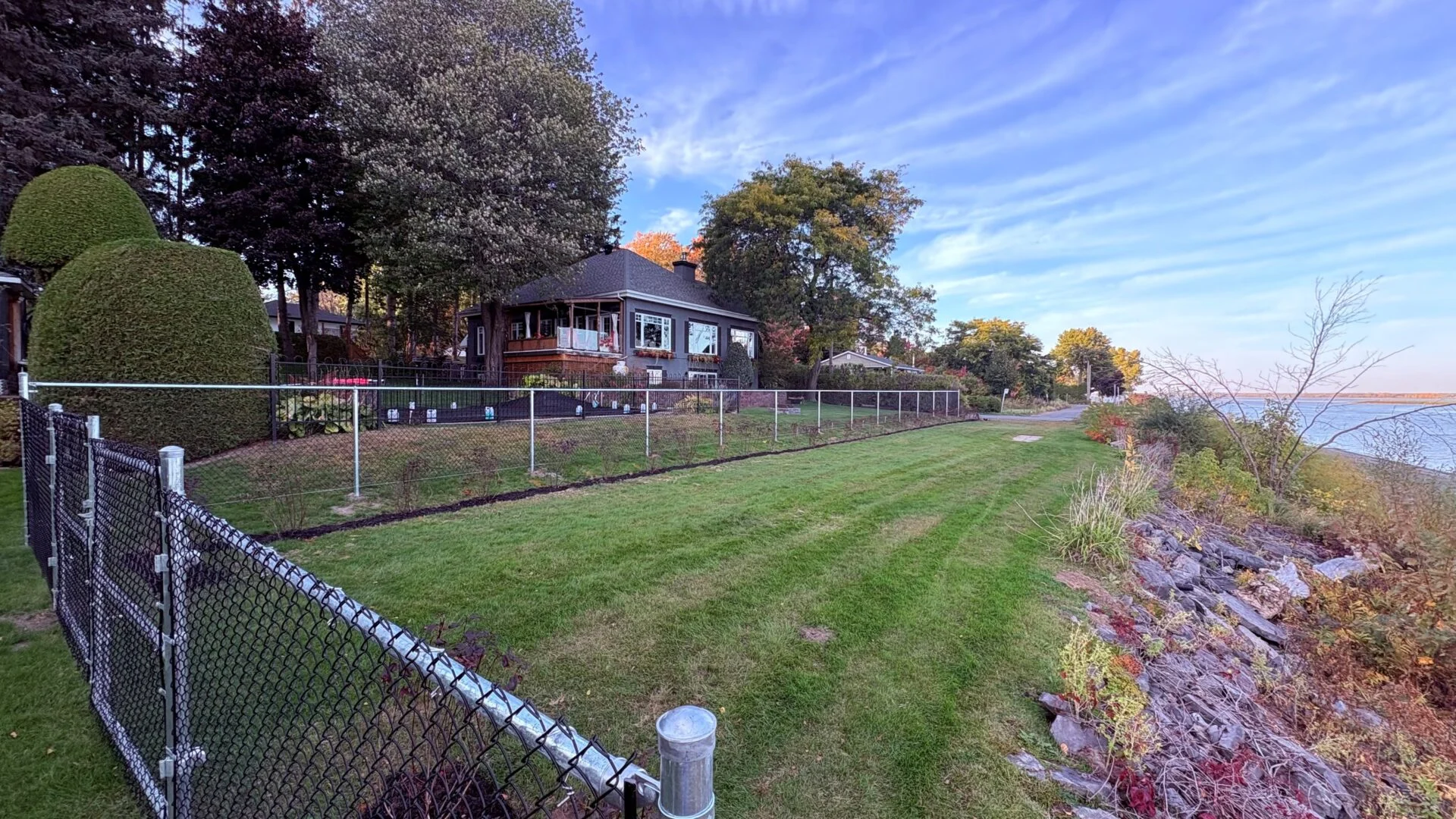 La propriété de François Champagne avec la clôture qui a été installée par la Ville de Lavaltrie. (Photo gracieuseté)