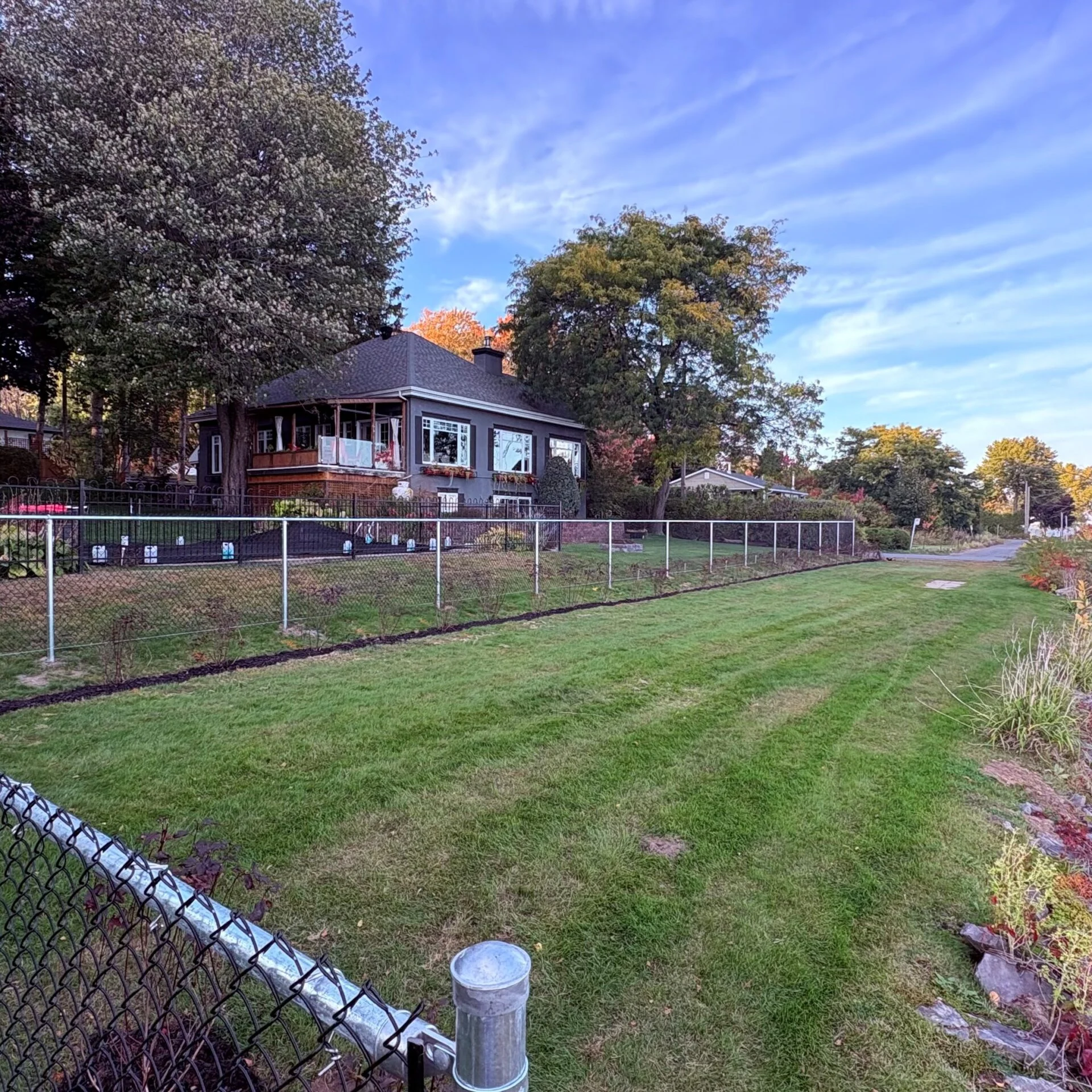 La propriété de François Champagne avec la clôture qui a été installée par la Ville de Lavaltrie. (Photo gracieuseté)