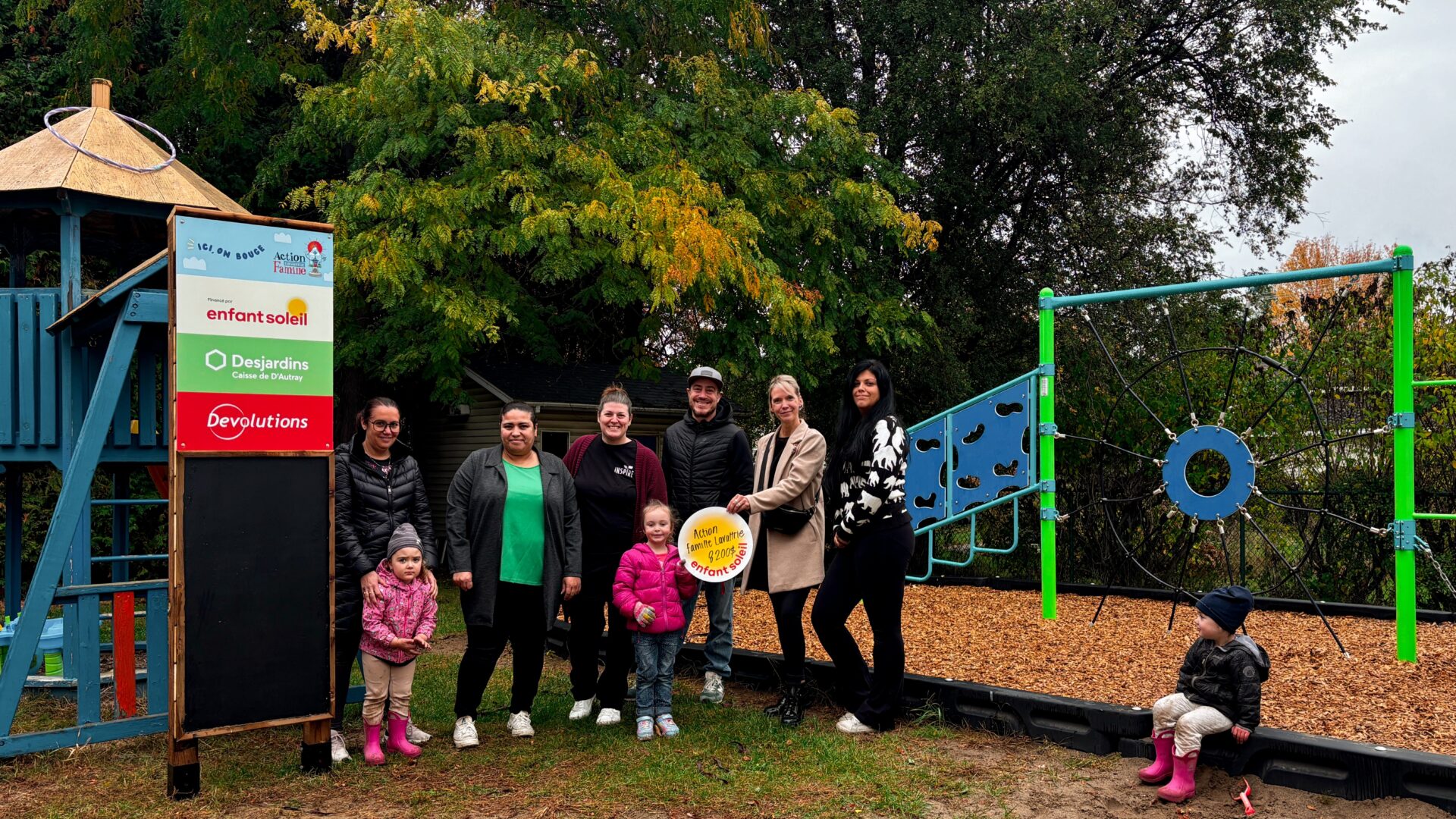 Mélanie Carpentier, éducatrice à la halte-garderie d’Action Famille Lavaltrie ; Fatima Sebbar, administratrice au conseil d’administration de l’organisme ; Claudia Théoret, vice-présidente du C.A. de l’organisme ; Clémence Almer, conseillère en communication et vie associative chez Desjardins ; Paulin-Antoine Nolin, administrateur à la Caisse Desjardins de D’Autray ainsi que Stéphanie Traversy, présidente du C.A. de l’organisme. Mentions spéciales aux petites figurantes, Adalie, Lily-Rose et Noélie, bien heureuses de leur nouvelle surface de jeux !
(Photo gracieuseté)
