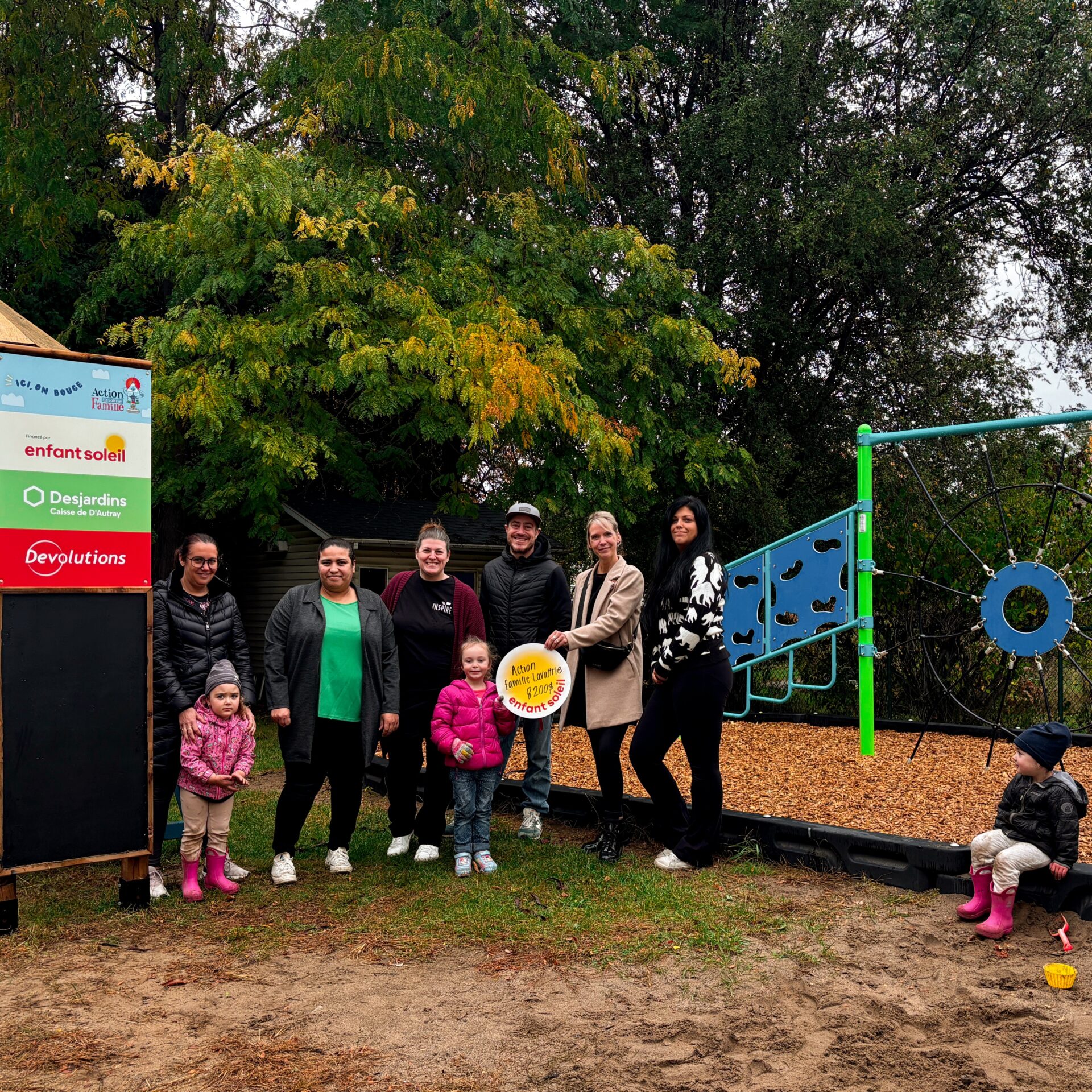 Mélanie Carpentier, éducatrice à la halte-garderie d’Action Famille Lavaltrie ; Fatima Sebbar, administratrice au conseil d’administration de l’organisme ; Claudia Théoret, vice-présidente du C.A. de l’organisme ; Clémence Almer, conseillère en communication et vie associative chez Desjardins ; Paulin-Antoine Nolin, administrateur à la Caisse Desjardins de D’Autray ainsi que Stéphanie Traversy, présidente du C.A. de l’organisme. Mentions spéciales aux petites figurantes, Adalie, Lily-Rose et Noélie, bien heureuses de leur nouvelle surface de jeux !
(Photo gracieuseté)
