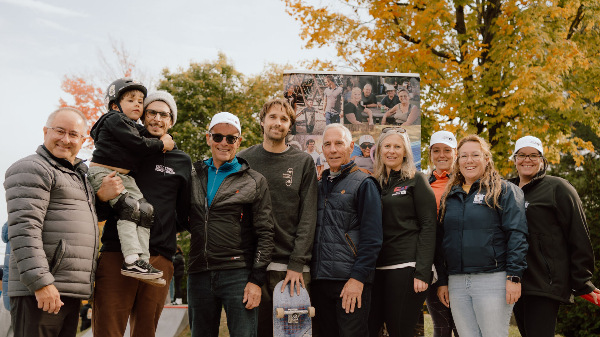 Le maire Christian Goulet entouré des élus municipaux Jocelyn Guévremont, Denis Moreau et Marie-Pier Villeneuve, de James Roy, citoyen engagé dans le projet, de Hugo Papillon, concepteur de Papillon Skatepark, de Josée Perreault, chef de division Loisirs, sports et développement social, de Nathalie Des Alliers, directrice des loisirs et de la culture, ainsi que de Marilène Gagnon, responsable des loisirs, de la culture et des événements. (Photo gracieuseté)