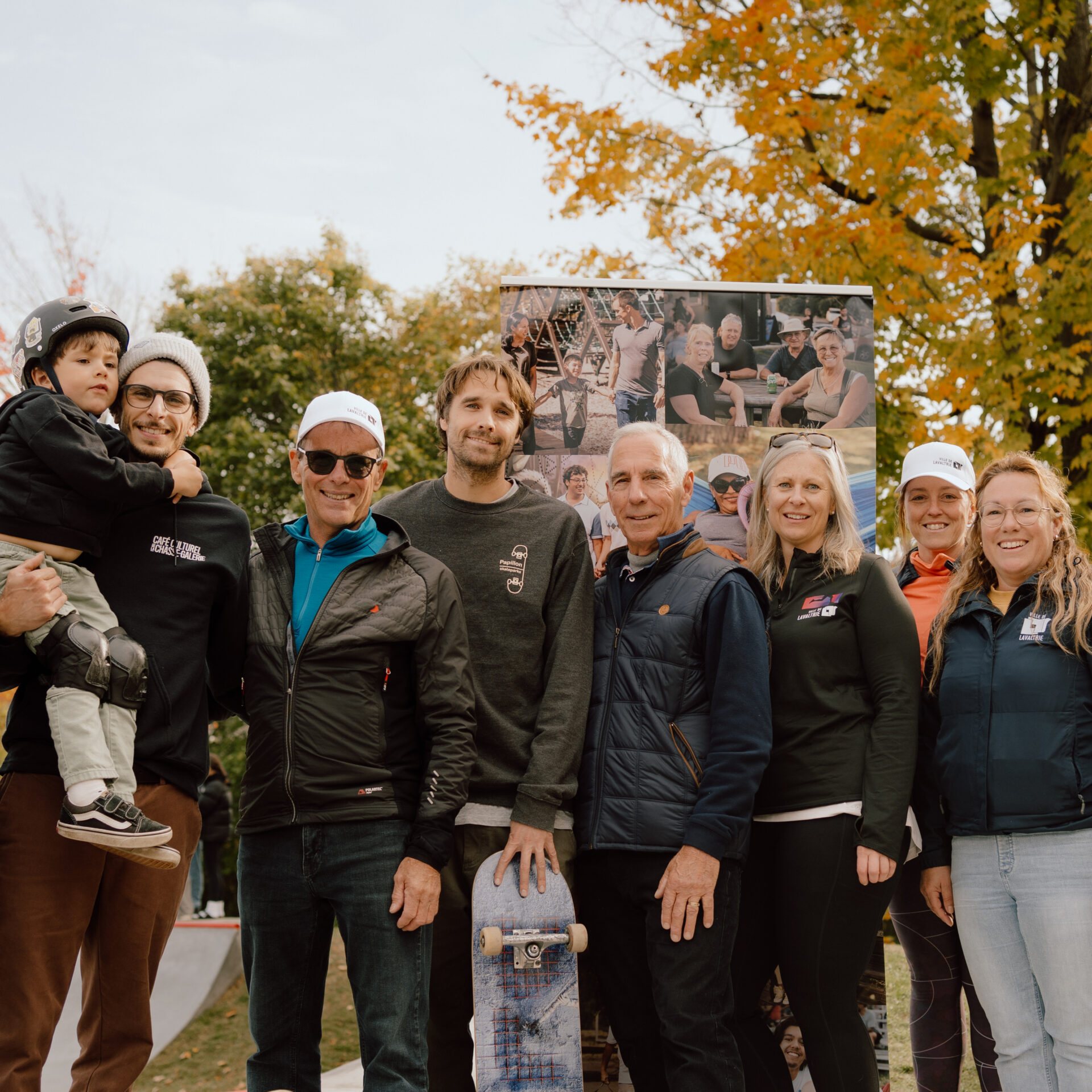Le maire Christian Goulet entouré des élus municipaux Jocelyn Guévremont, Denis Moreau et Marie-Pier Villeneuve, de James Roy, citoyen engagé dans le projet, de Hugo Papillon, concepteur de Papillon Skatepark, de Josée Perreault, chef de division Loisirs, sports et développement social, de Nathalie Des Alliers, directrice des loisirs et de la culture, ainsi que de Marilène Gagnon, responsable des loisirs, de la culture et des événements. (Photo gracieuseté)