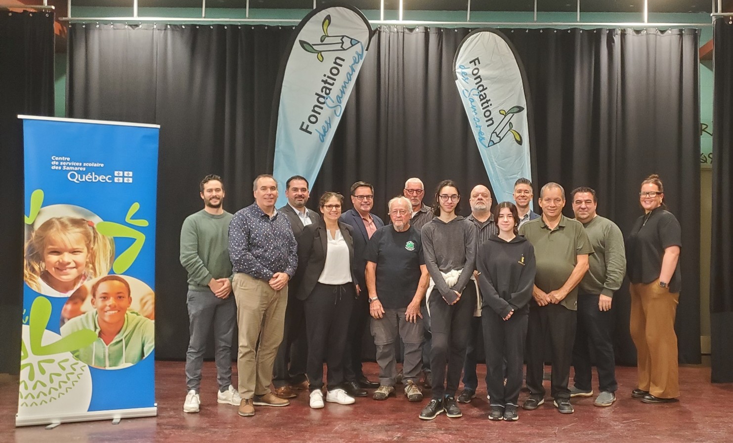 Des représentants des écoles de Lavaltrie, ainsi que ceux des fondations des Samares et des grands pins étaient présents pour l’annonce de ces contributions. (Photo gracieuseté)