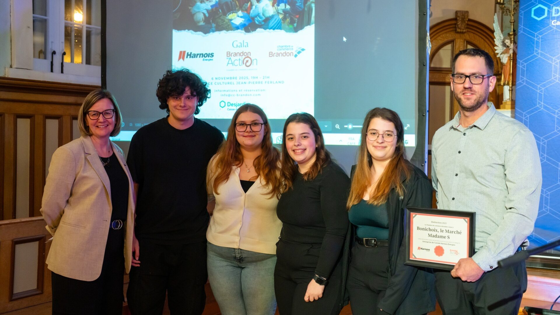 Une partie de l’équipe du Bonichoix, le Marché Madame S, récipiendaire du prix Entreprise de l’année, accompagnée de Julie Legros, vice-présidente finances de Harnois Énergies. (Photo gracieuseté - Productions Guy Charpentier)