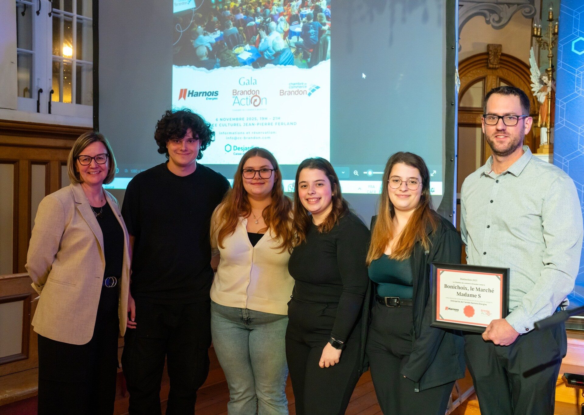 Une partie de l’équipe du Bonichoix, le Marché Madame S, récipiendaire du prix Entreprise de l’année, accompagnée de Julie Legros, vice-présidente finances de Harnois Énergies. (Photo gracieuseté - Productions Guy Charpentier)