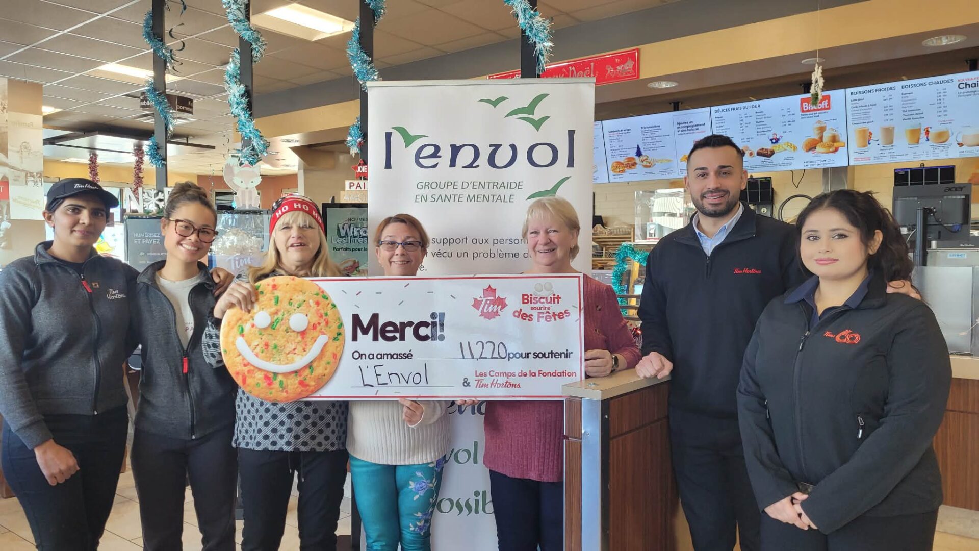 Le 8 décembre a eu lieu la remise officielle du chèque de l’édition 2025 à l’Envol. Sur la photo : Priyanka Devi, Lou Ann Deziel, France Vachon, Line Vallières, Sylvie Vincent, Nareg Debloghian et Anchal Rana. (Photo gracieuseté)