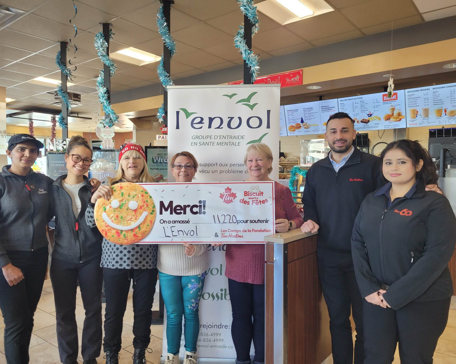 Le 8 décembre a eu lieu la remise officielle du chèque de l’édition 2025 à l’Envol. Sur la photo : Priyanka Devi, Lou Ann Deziel, France Vachon, Line Vallières, Sylvie Vincent, Nareg Debloghian et Anchal Rana. (Photo gracieuseté)
