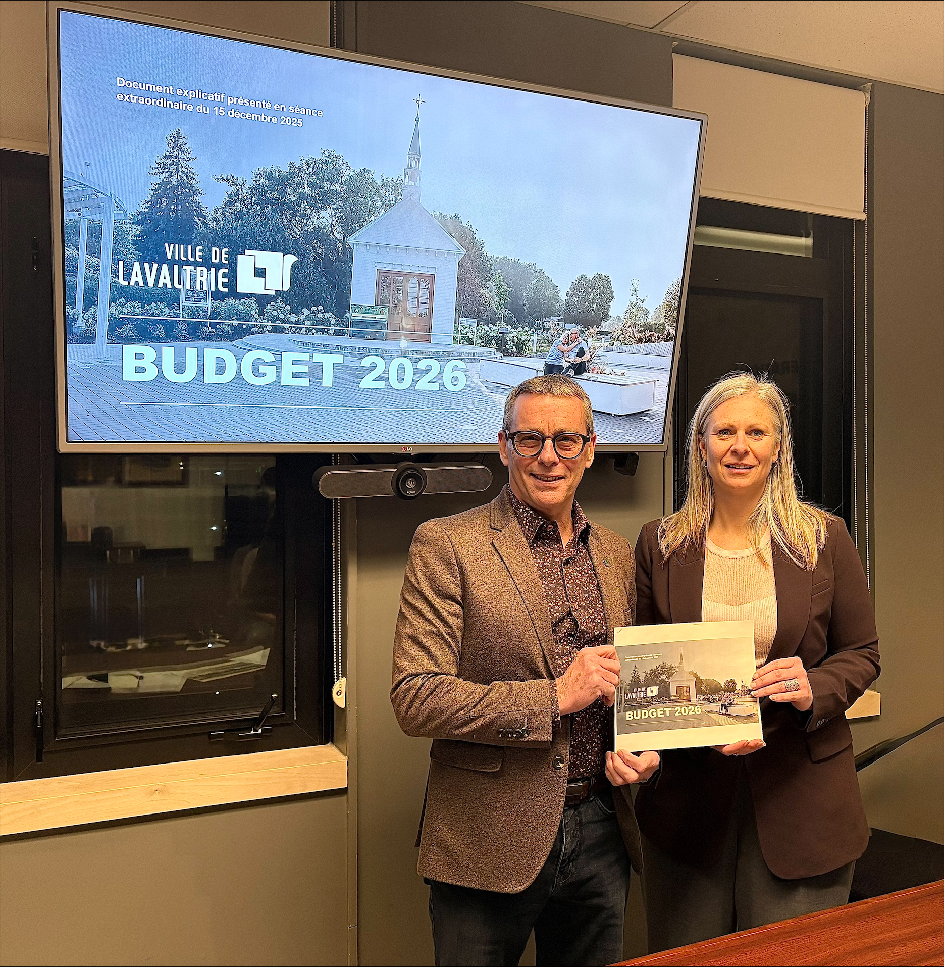 Christian Goulet, maire de Lavaltrie, et Marie-Pier Villeneuve, conseillère municipale responsable des dossiers administratifs, des ressources humaines et financières, lors de l’adoption du budget 2026. (Photo gracieuseté)